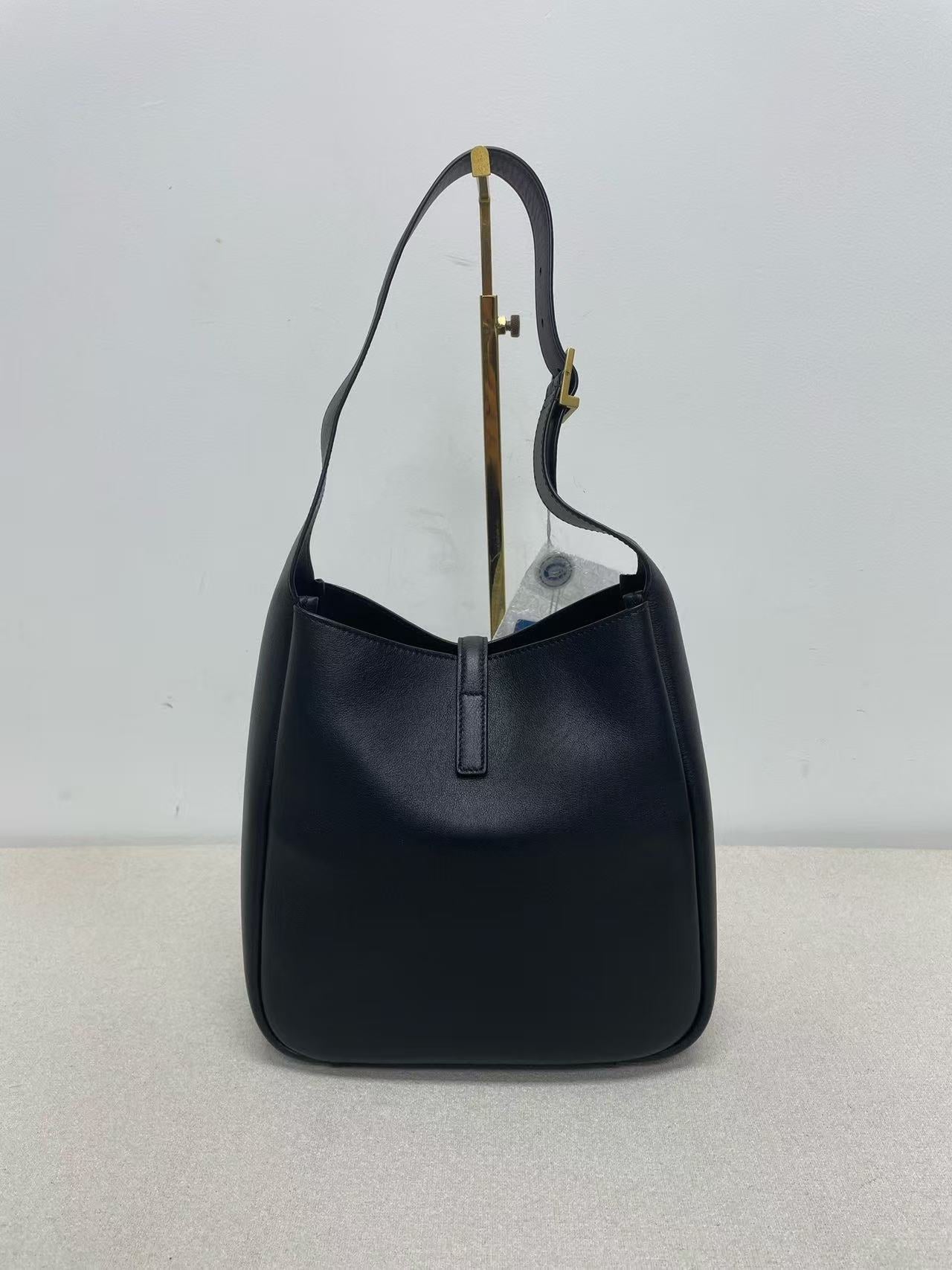 Saint Laurent - Le 5 à 7 Bucket Bag - Leather - Black - (Medium)