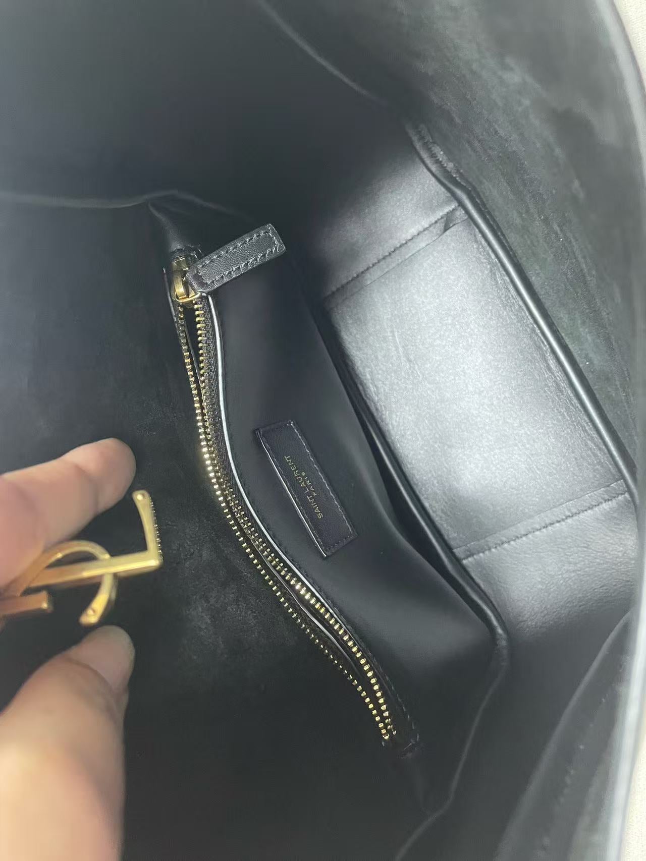Saint Laurent - Le 5 à 7 Bucket Bag - Leather - Black - (Medium)