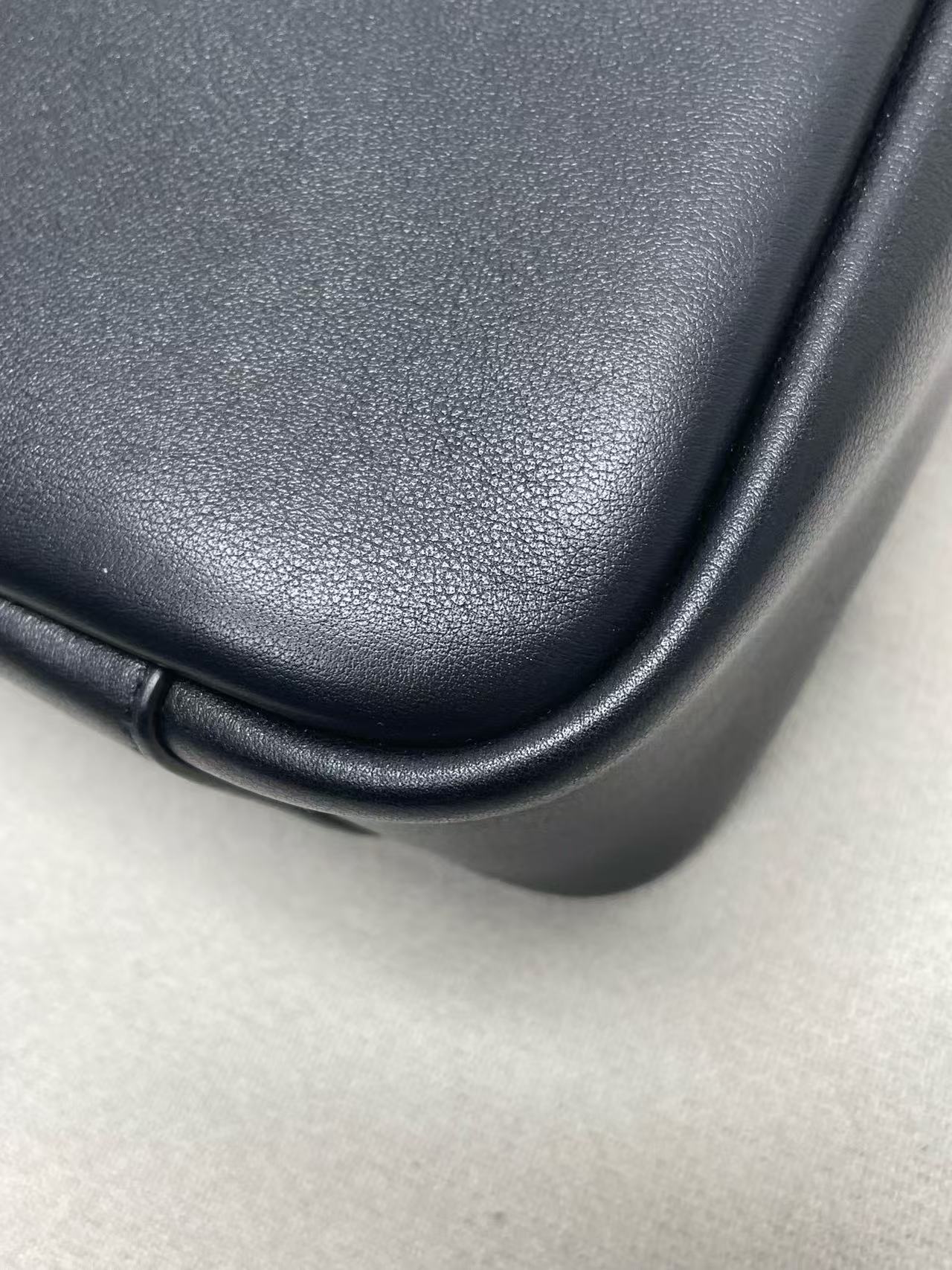 Saint Laurent - Le 5 à 7 Bucket Bag - Leather - Black - (Medium)