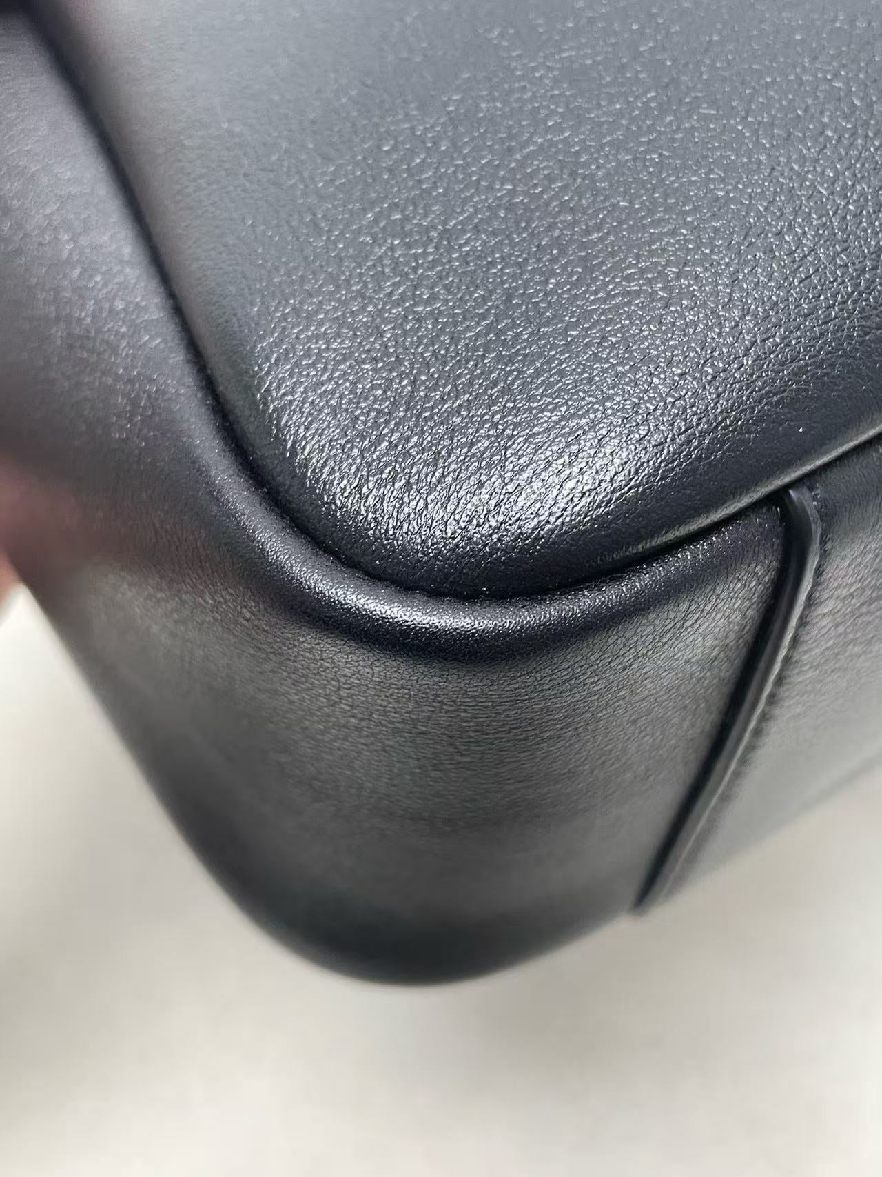 Saint Laurent - Le 5 à 7 Bucket Bag - Leather - Black - (Medium)