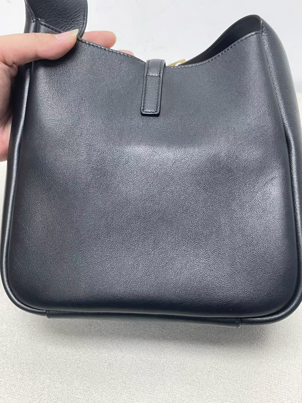 Saint Laurent - Le 5 à 7 Bucket Bag - Leather - Black - (Medium)