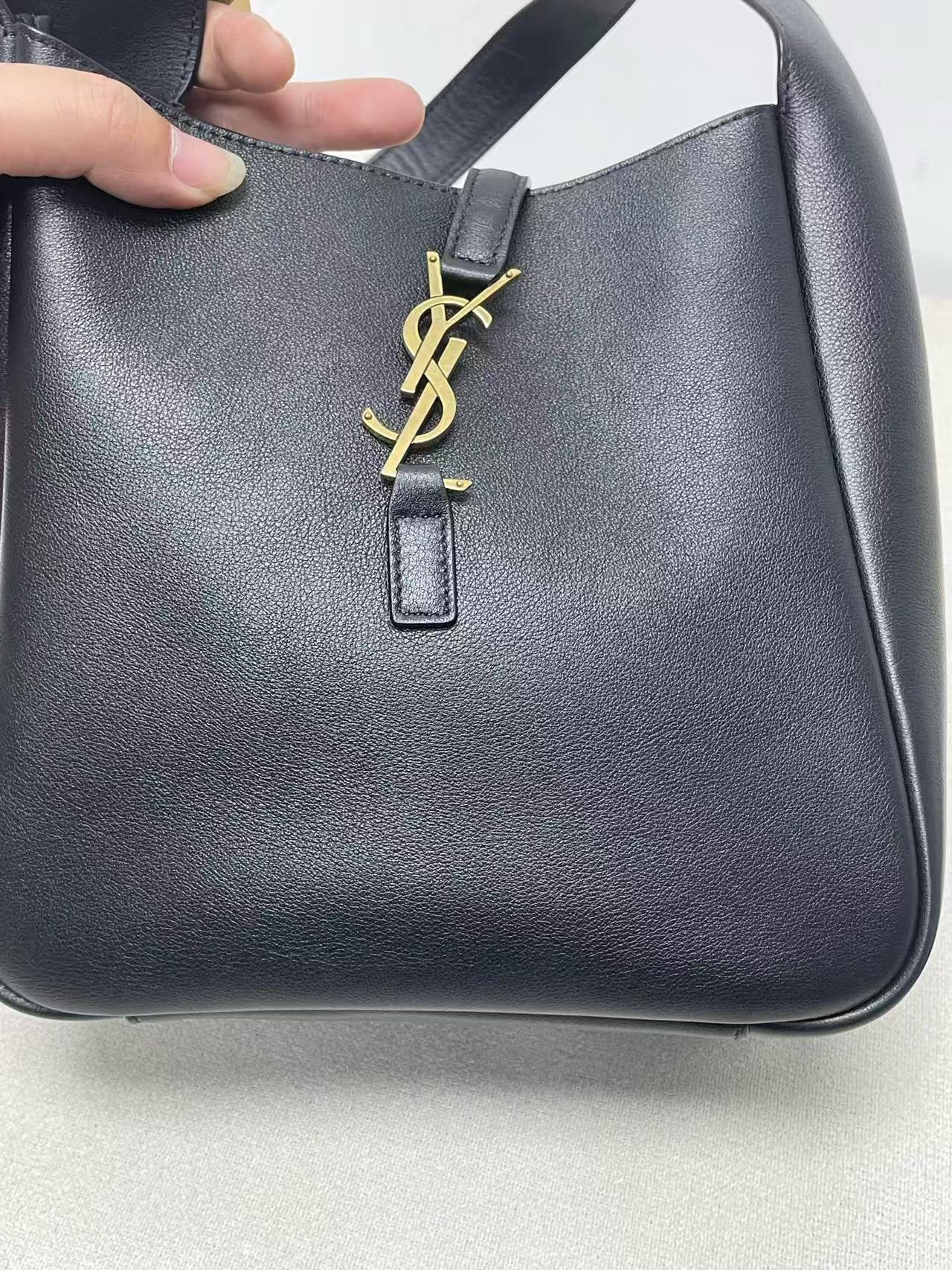 Saint Laurent - Le 5 à 7 Bucket Bag - Leather - Black - (Medium)