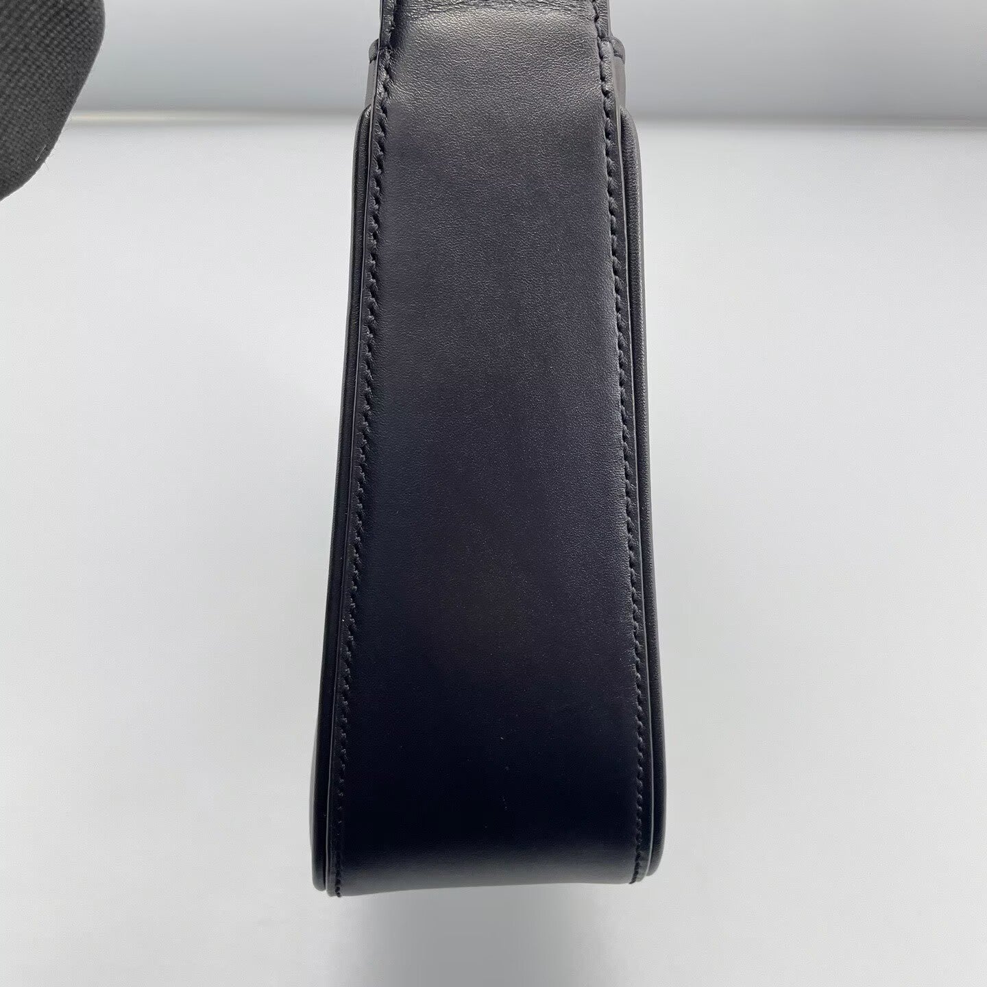 Saint Laurent - Le 5 à 7 Hobo Bag - Leather - Black with Gold-Tone Hardware - (medium)