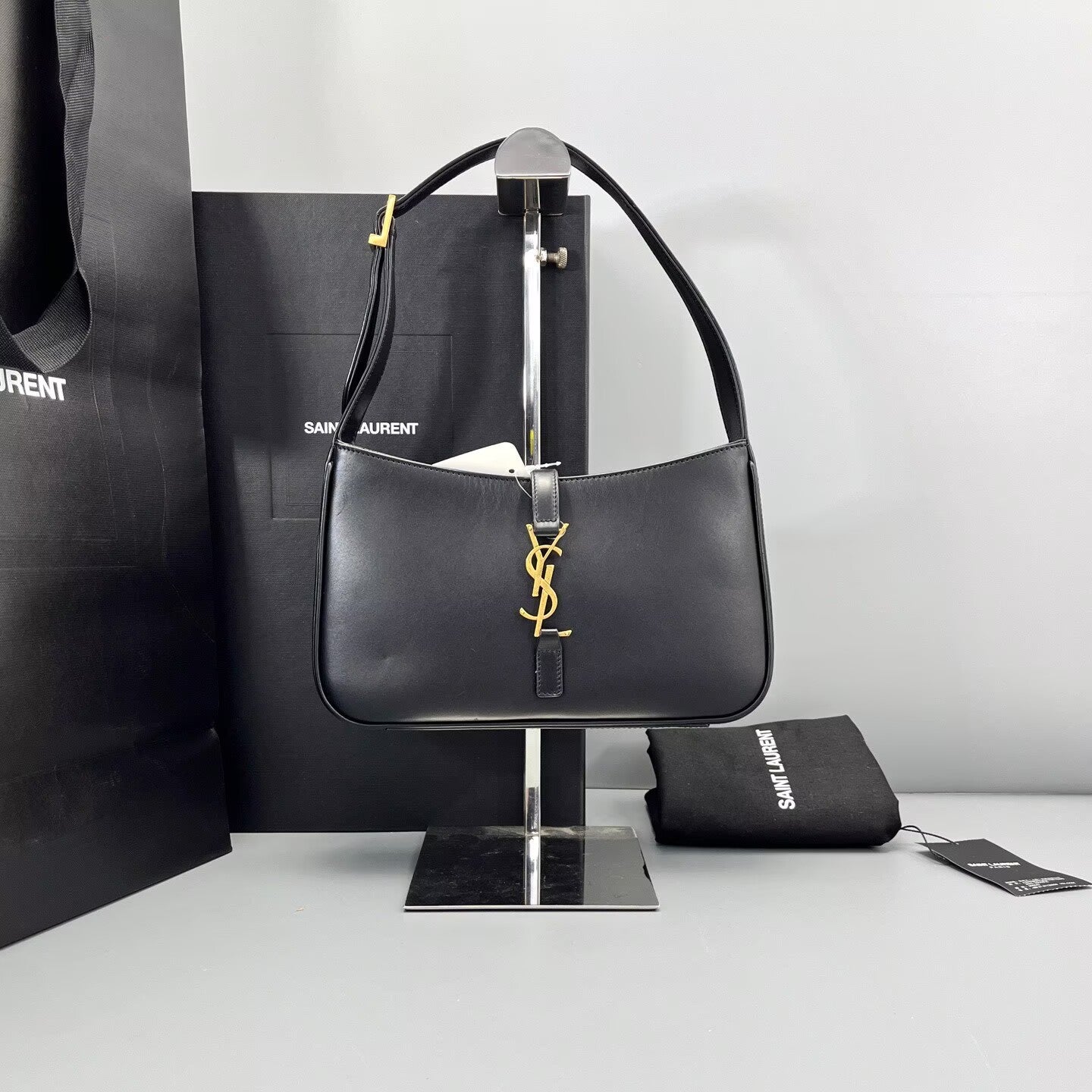 Saint Laurent - Le 5 à 7 Hobo Bag - Leather - Black with Gold-Tone Hardware - (medium)