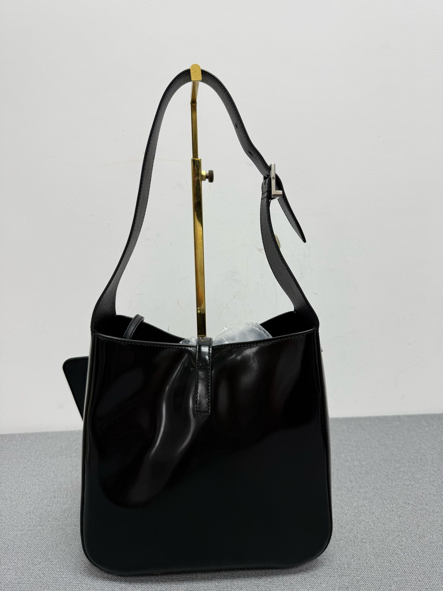 Saint Laurent - Le 5 à 7 Hobo - Patent leather - Black - (medium)