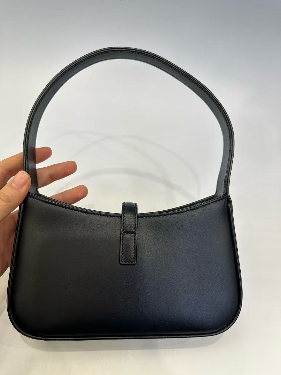 Saint Laurent - LE 5 A 7 Mini Hobo Bag - Calfskin leather - Black with Gold-Tone Hardware - (mini)