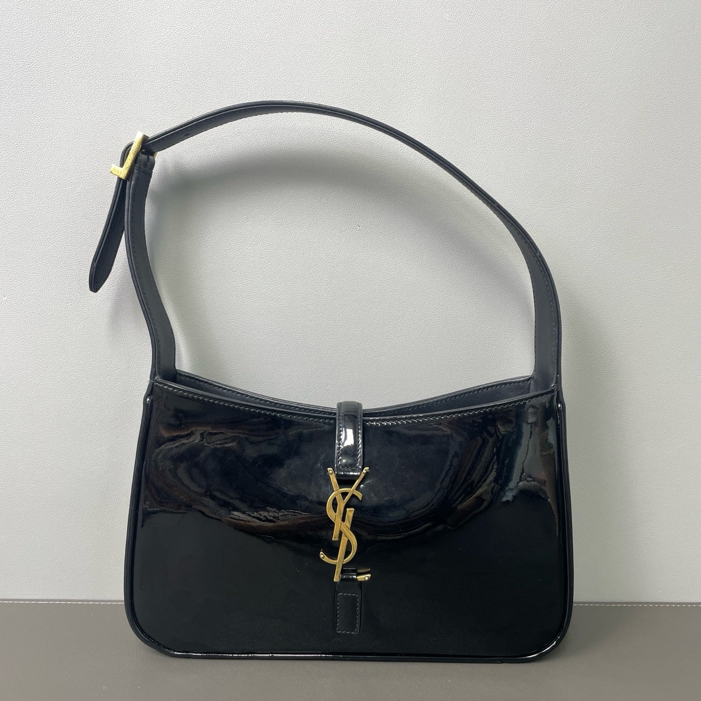 Saint Laurent - LE 5 À 7 - Patent leather - Black - (small)