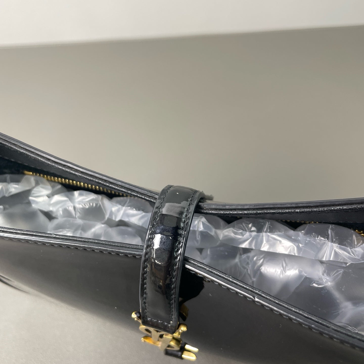 Saint Laurent - LE 5 À 7 - Patent leather - Black - (small)