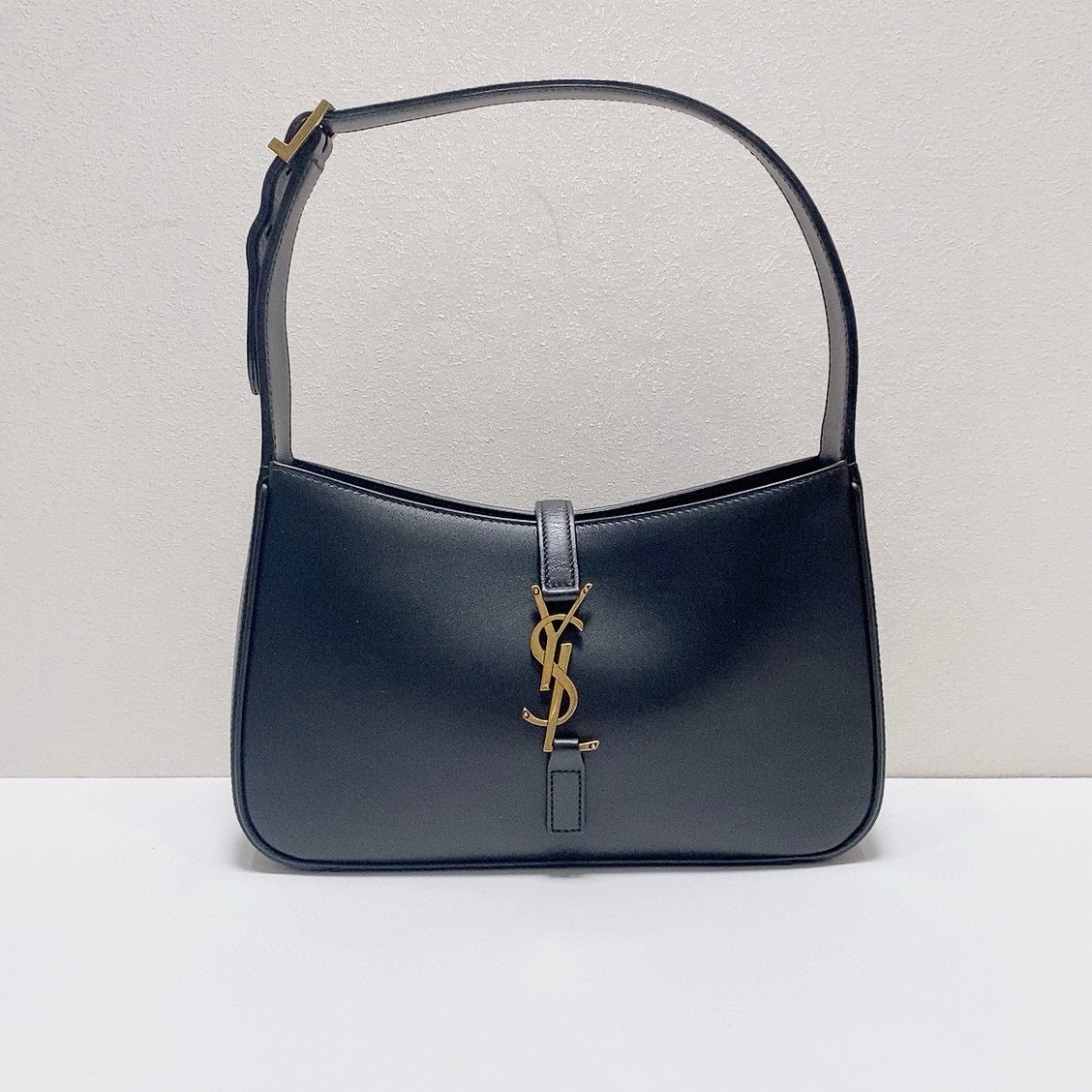 Saint Laurent - Le 5 À 7 Small Hobo Bag - Smooth leather - Black - (Small)