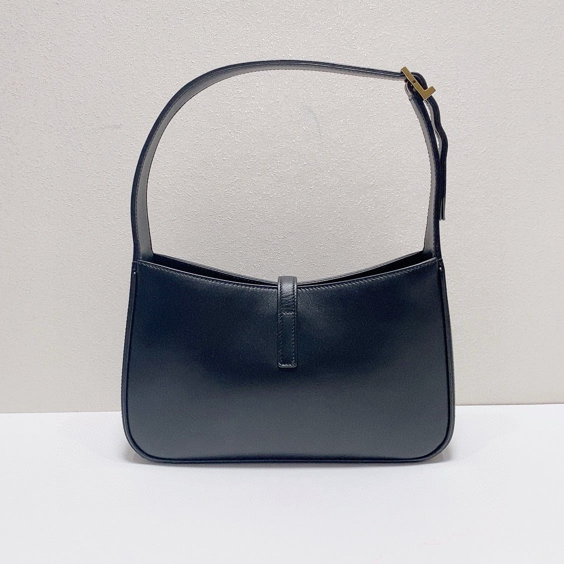 Saint Laurent - Le 5 À 7 Small Hobo Bag - Smooth leather - Black - (Small)