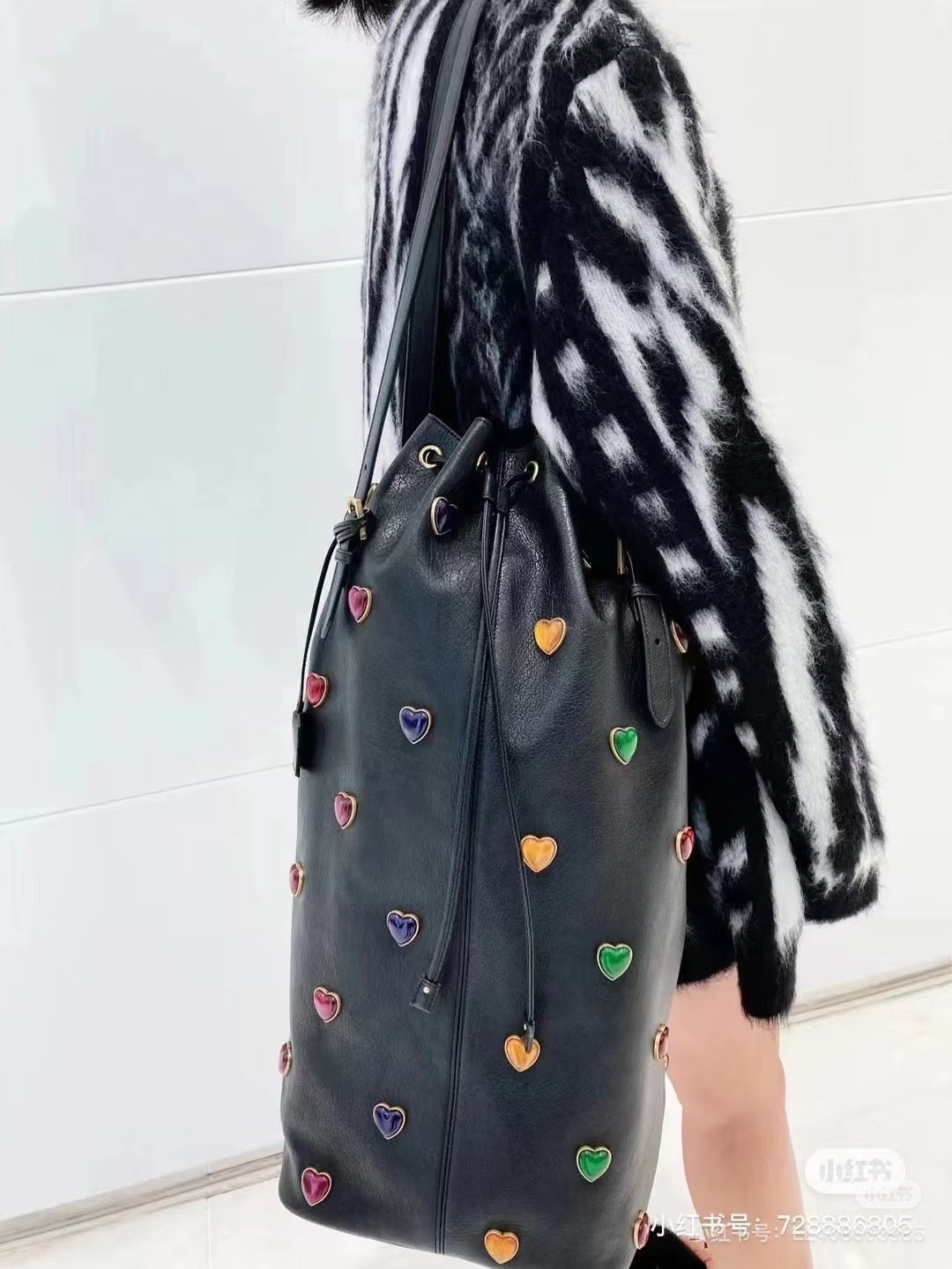 Saint Laurent - Love Heart Glazed Bucket Bag - Cowhide leather - Black - (medium)