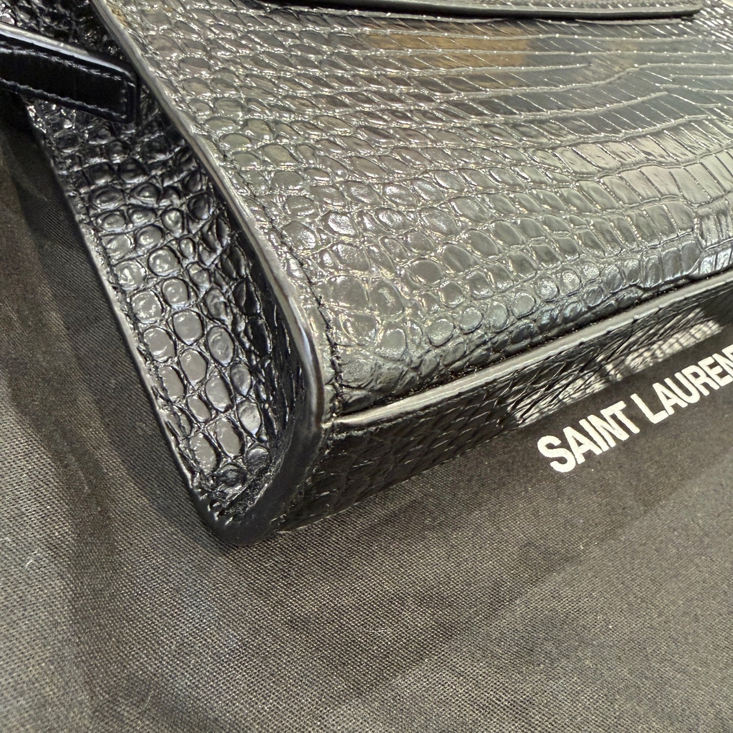 Saint Laurent - Manhattan - Calfskin leather with crocodile embossing - Black - (small)