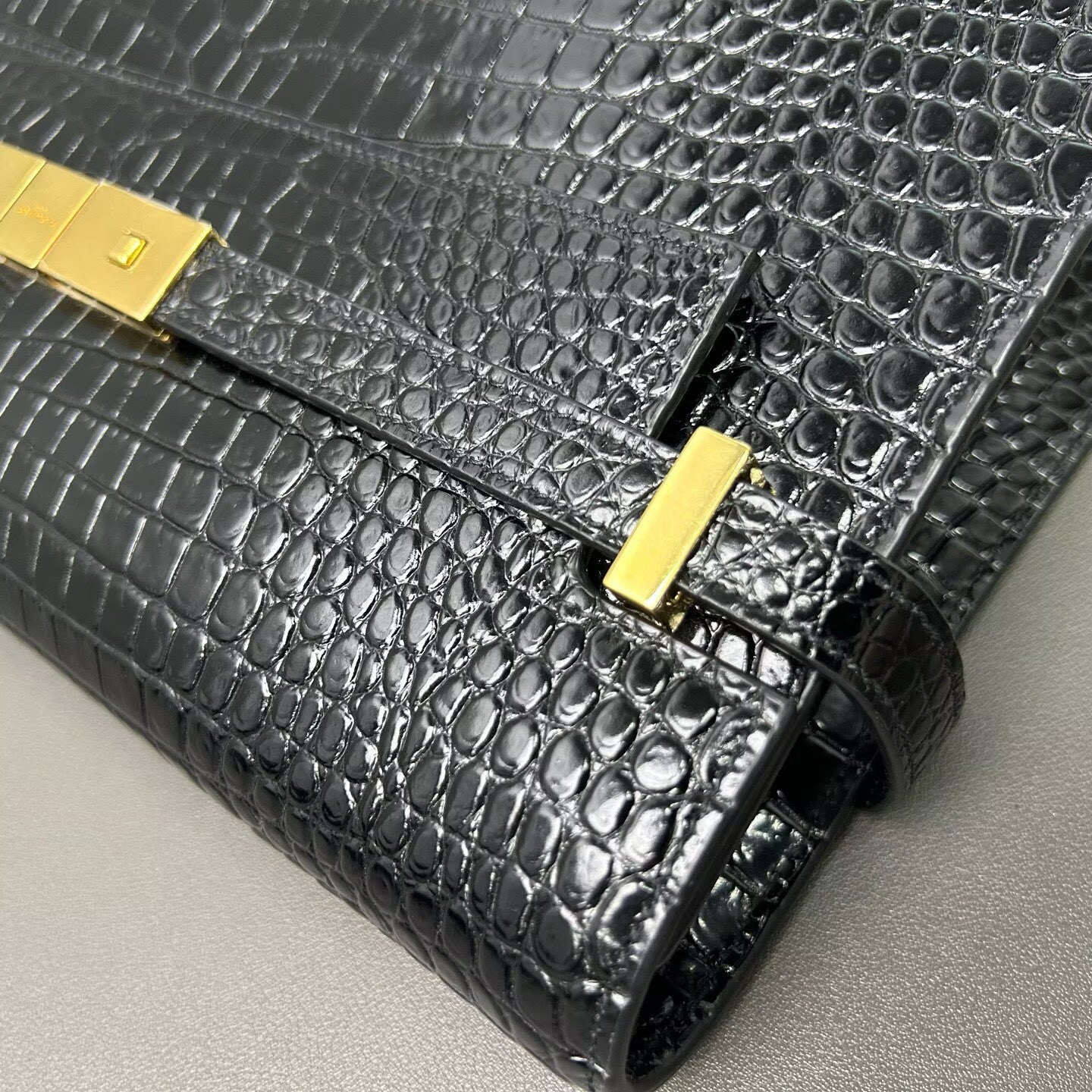 Saint Laurent - Manhattan - Crocodile-embossed leather - Black - (medium)