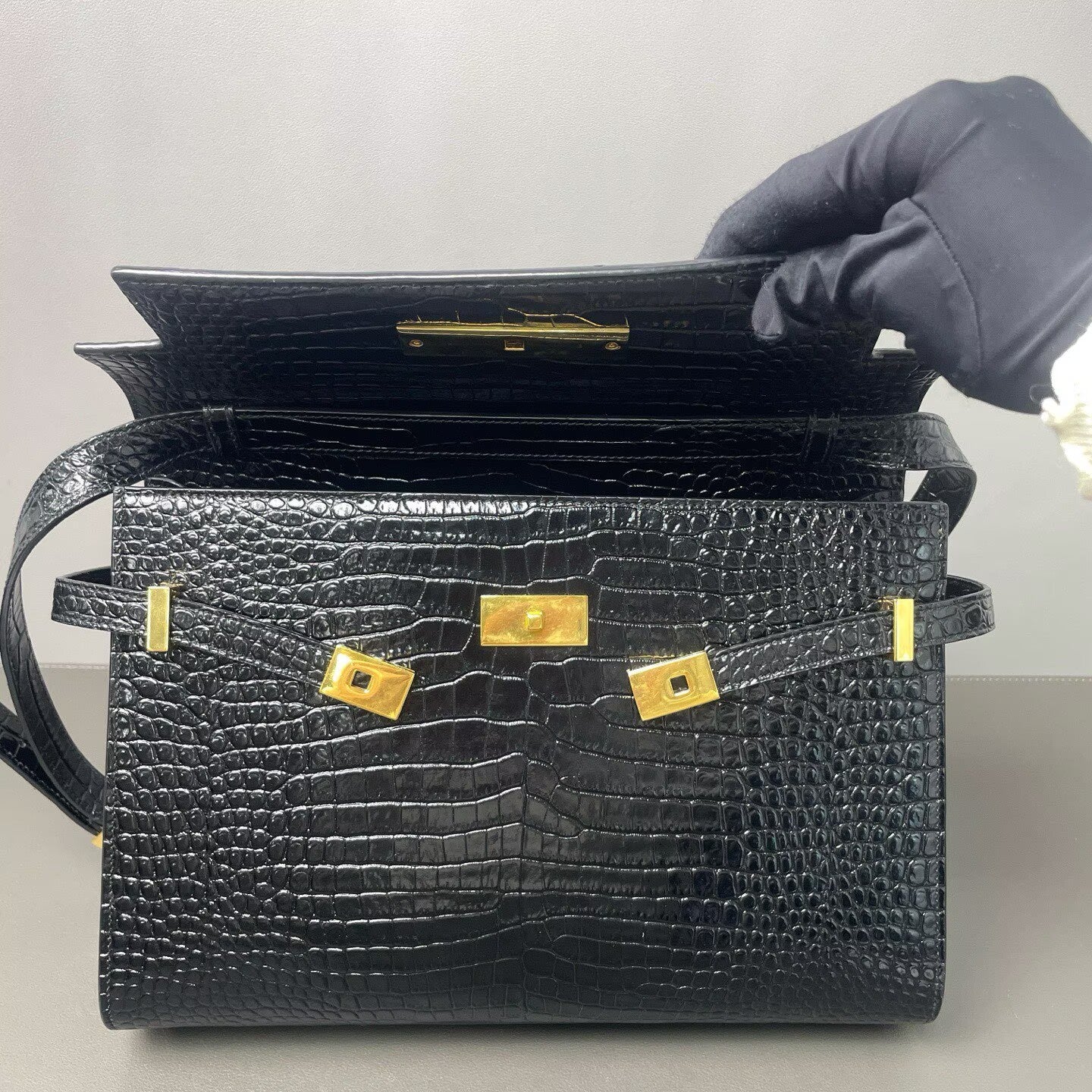 Saint Laurent - Manhattan - Crocodile embossed leather - Black - (medium)