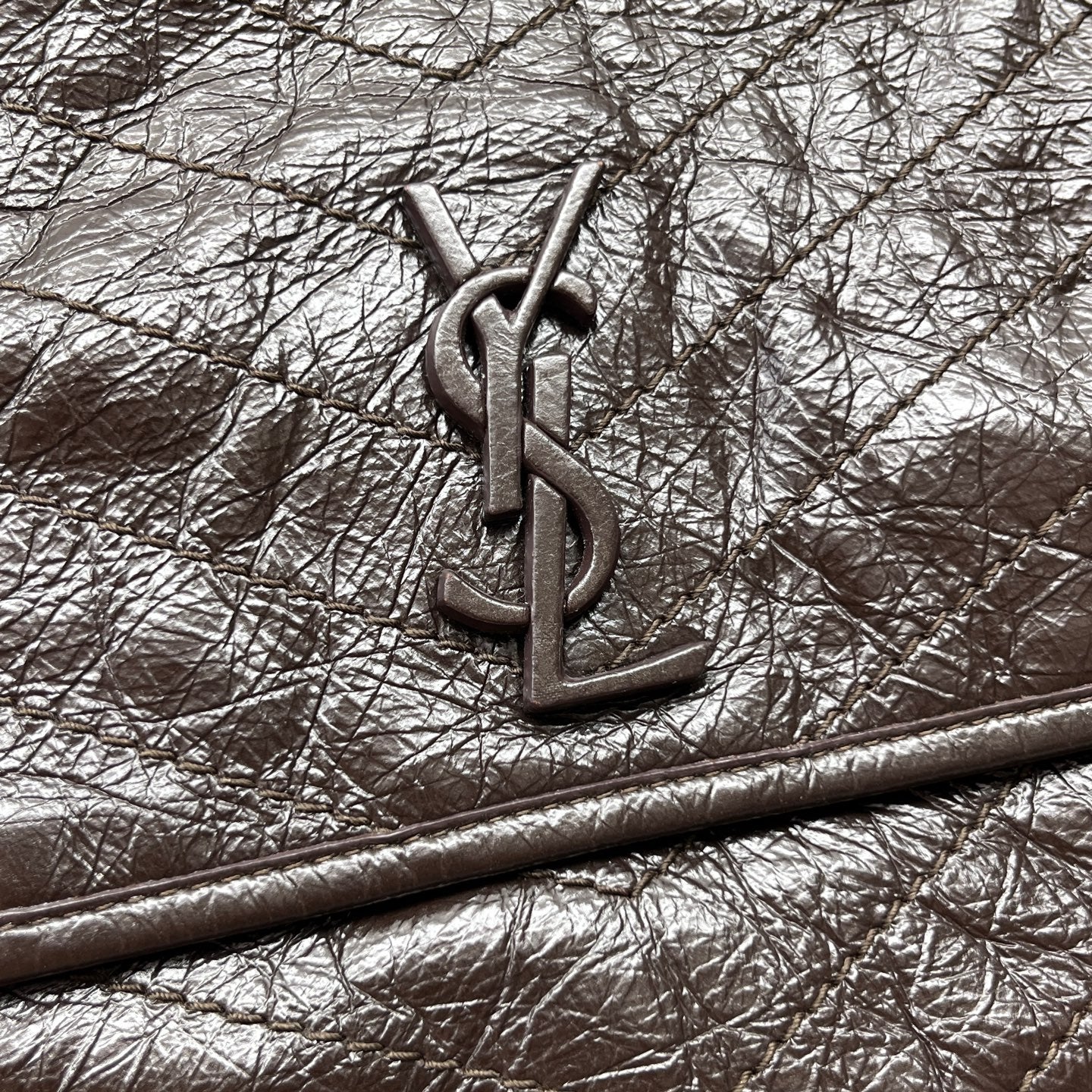 Saint Laurent - Niki Chain Bag - Crinkled vintage calfskin leather - Dark Brown with Aged Silver-Tone Hardware - (Medium)