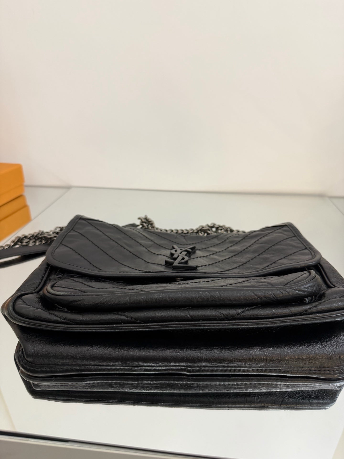 Saint Laurent - NIKI Medium - Distressed calfskin leather - Black - (medium)