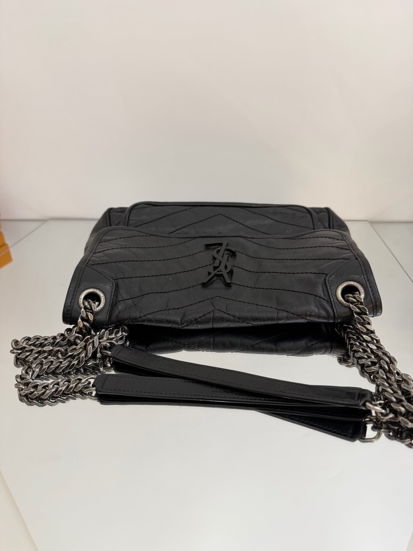 Saint Laurent - NIKI Medium - Distressed calfskin leather - Black - (medium)