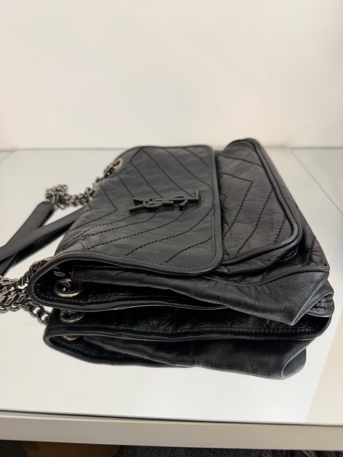 Saint Laurent - NIKI Medium - Distressed calfskin leather - Black - (medium)