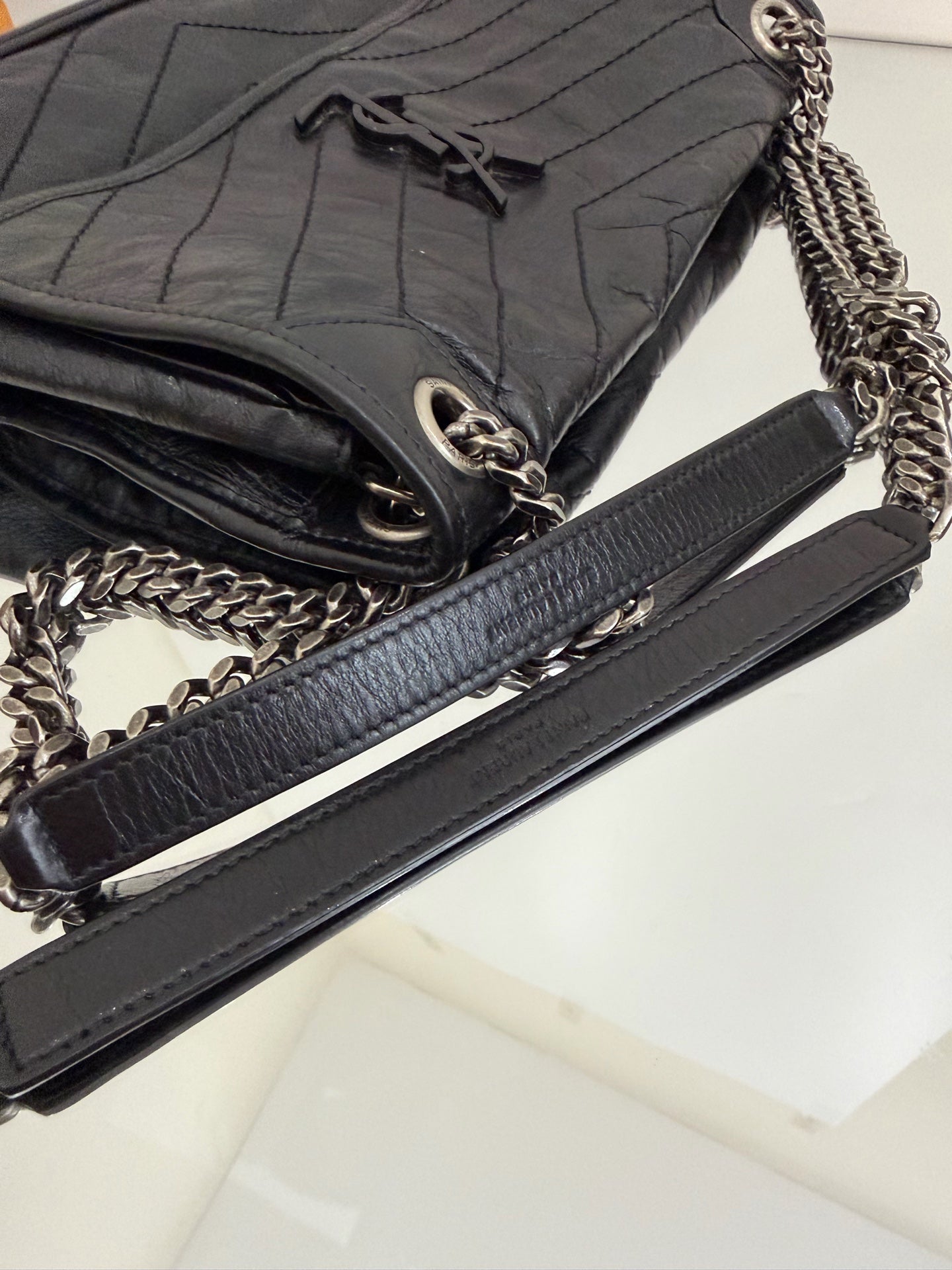Saint Laurent - NIKI Medium - Distressed calfskin leather - Black - (medium)