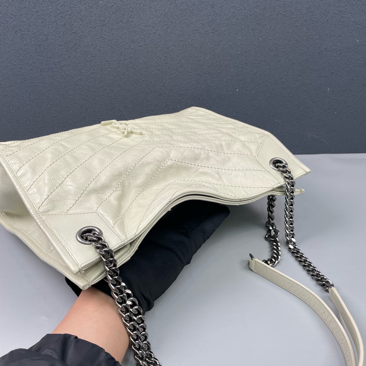 Saint Laurent - Niki Shopping Bag - Crinkled calfskin leather - Off-white with Silver-Tone Hardware - (medium)