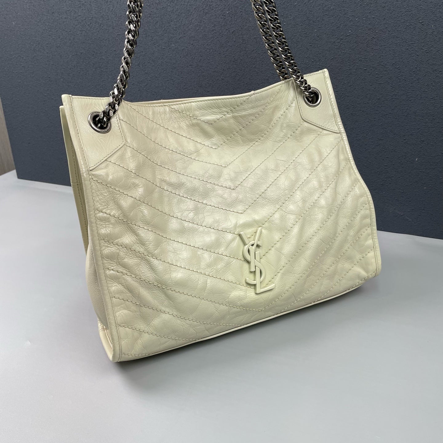 Saint Laurent - Niki Shopping Bag - Crinkled calfskin leather - Off-white with Silver-Tone Hardware - (medium)