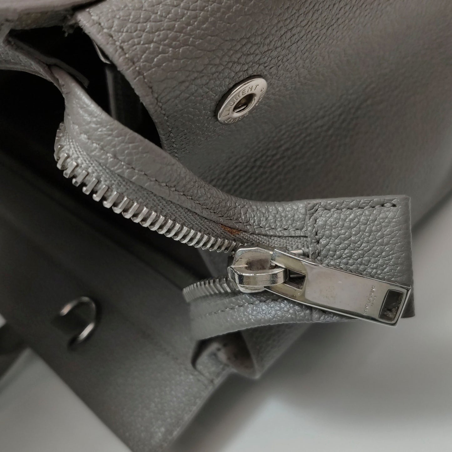 Saint Laurent - Other - Leather - Grey - (medium)