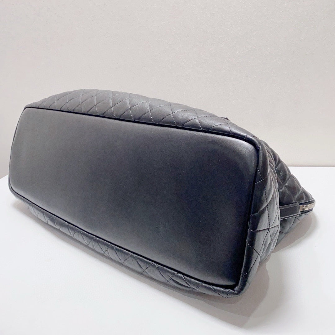 Saint Laurent - Quilted Leather Large Travel Tote - Cowhide leather - Black - (extra-large)