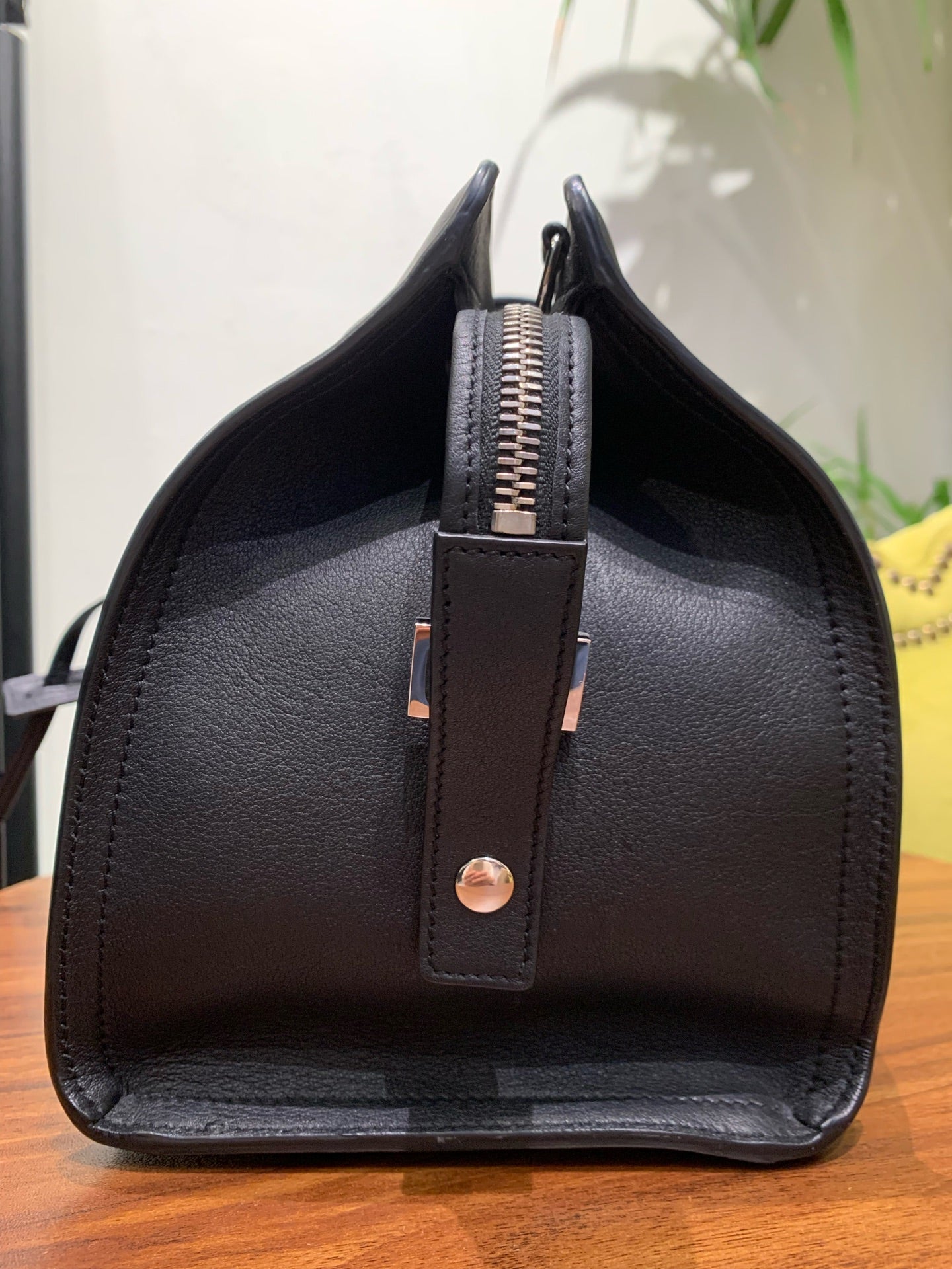 Saint Laurent - Sac de Jour - Leather - Black - (medium)