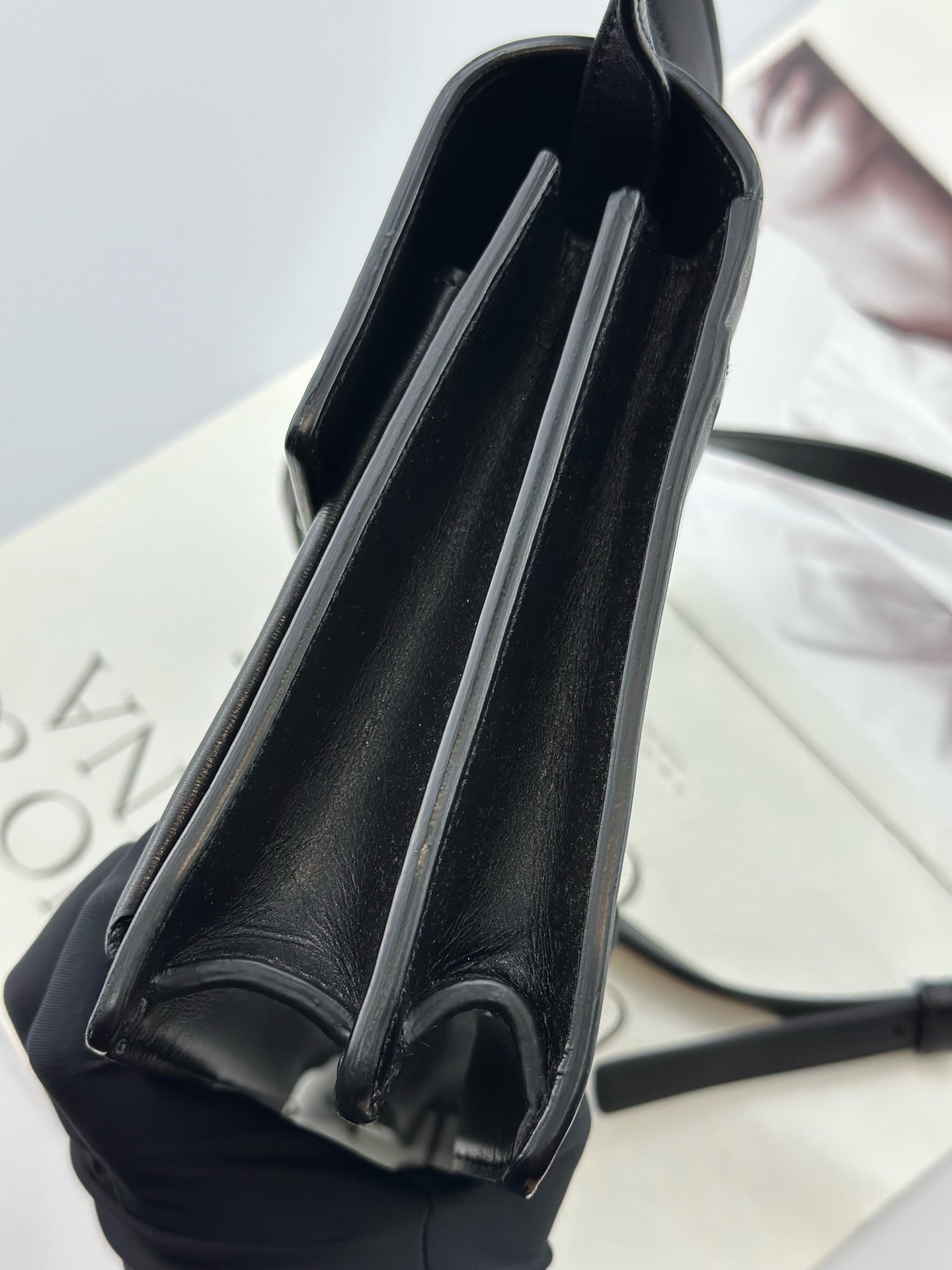 Saint Laurent - Top Handle Flap Bag with Lock - Leather - Black - (medium)