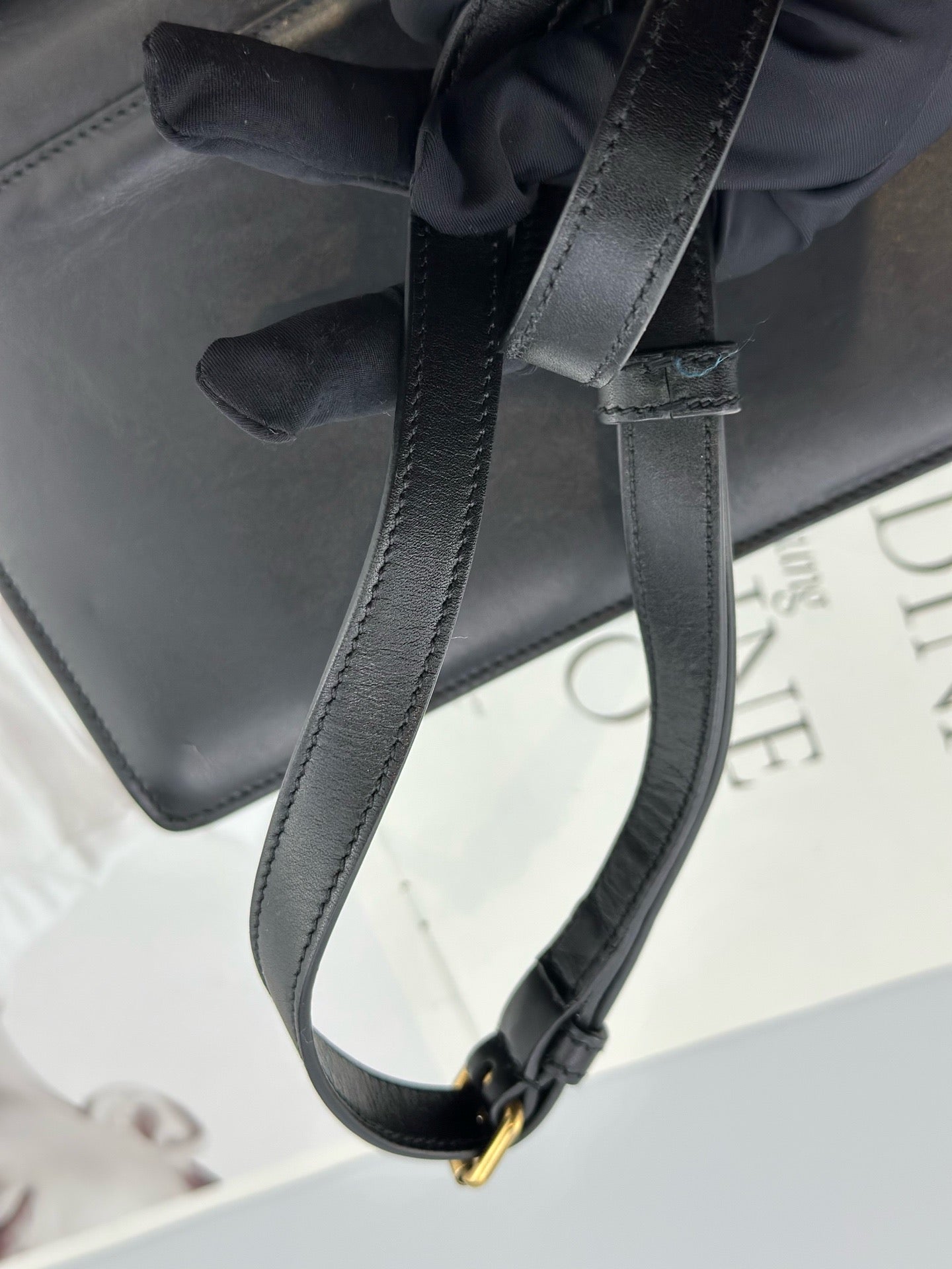 Saint Laurent - Top Handle Flap Bag with Lock - Leather - Black - (medium)