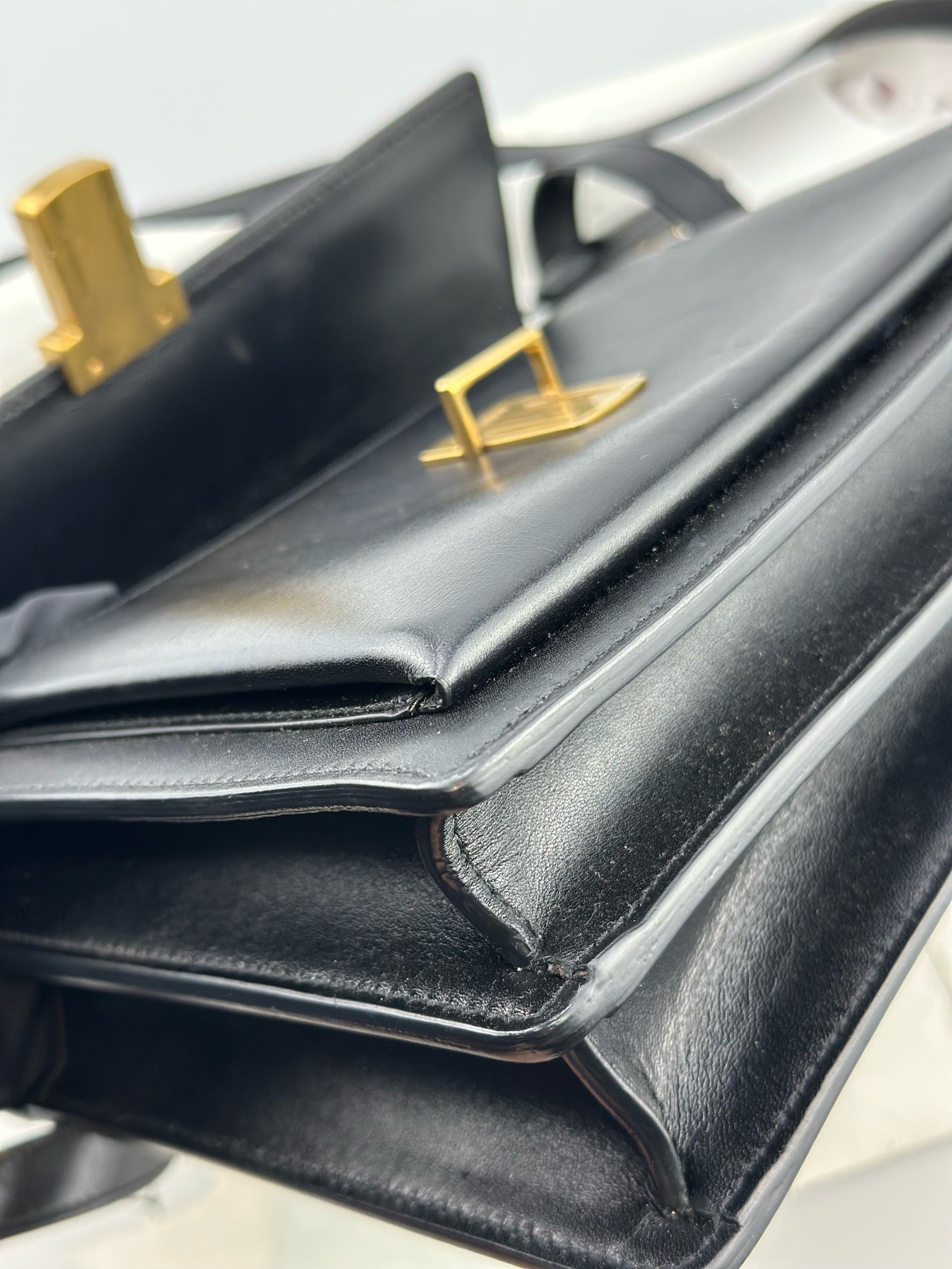 Saint Laurent - Top Handle Flap Bag with Lock - Leather - Black - (medium)