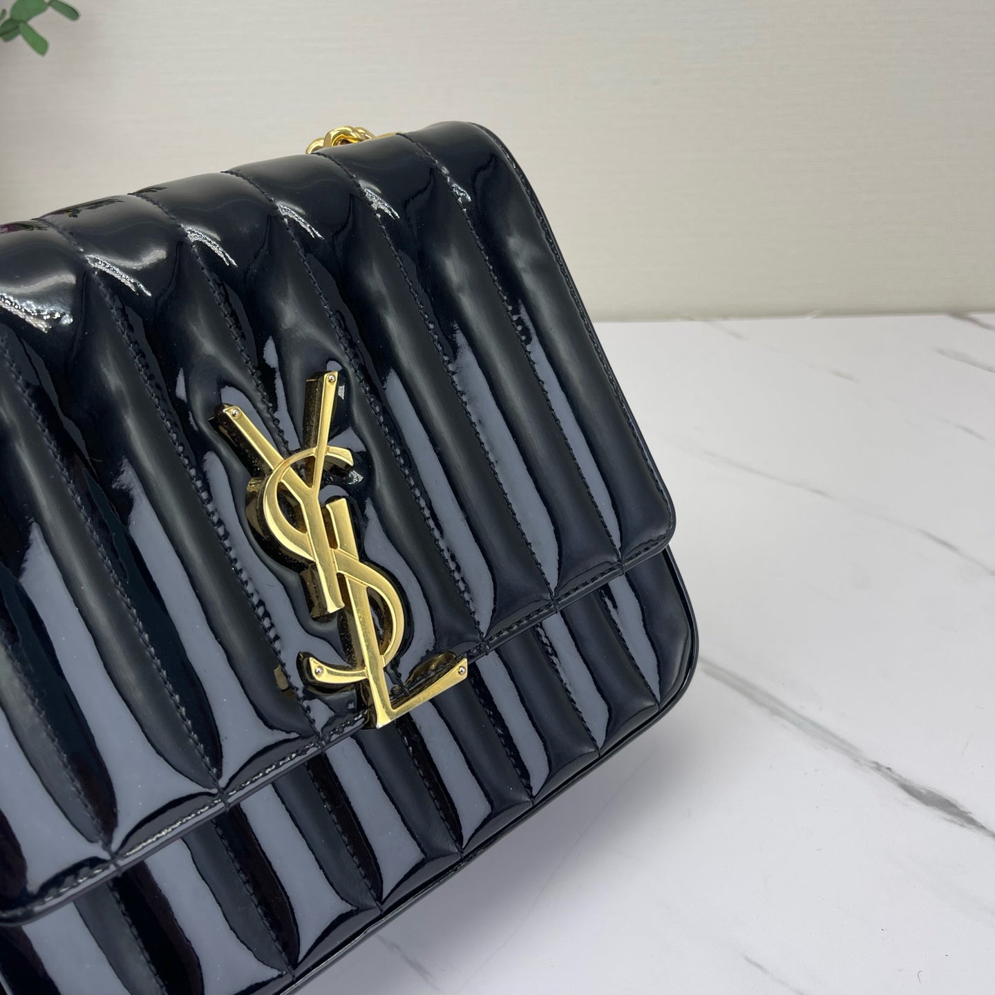 Saint Laurent - Vicky - Patent leather - Black - (medium)