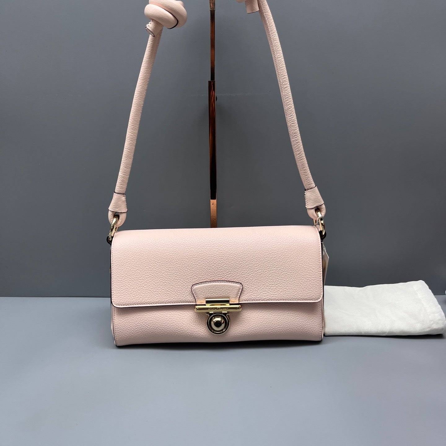Salvatore Ferragamo - Gancini Flap Shoulder Bag - Grained leather - Pink - (medium)