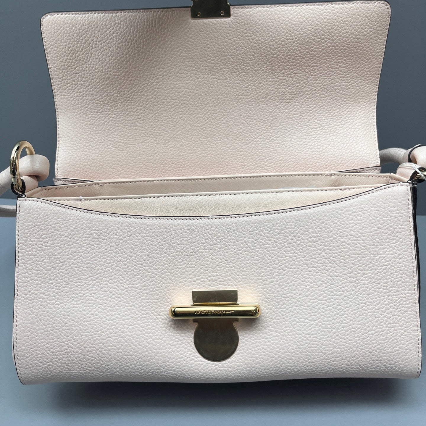 Salvatore Ferragamo - Gancini Flap Shoulder Bag - Grained leather - Pink - (medium)