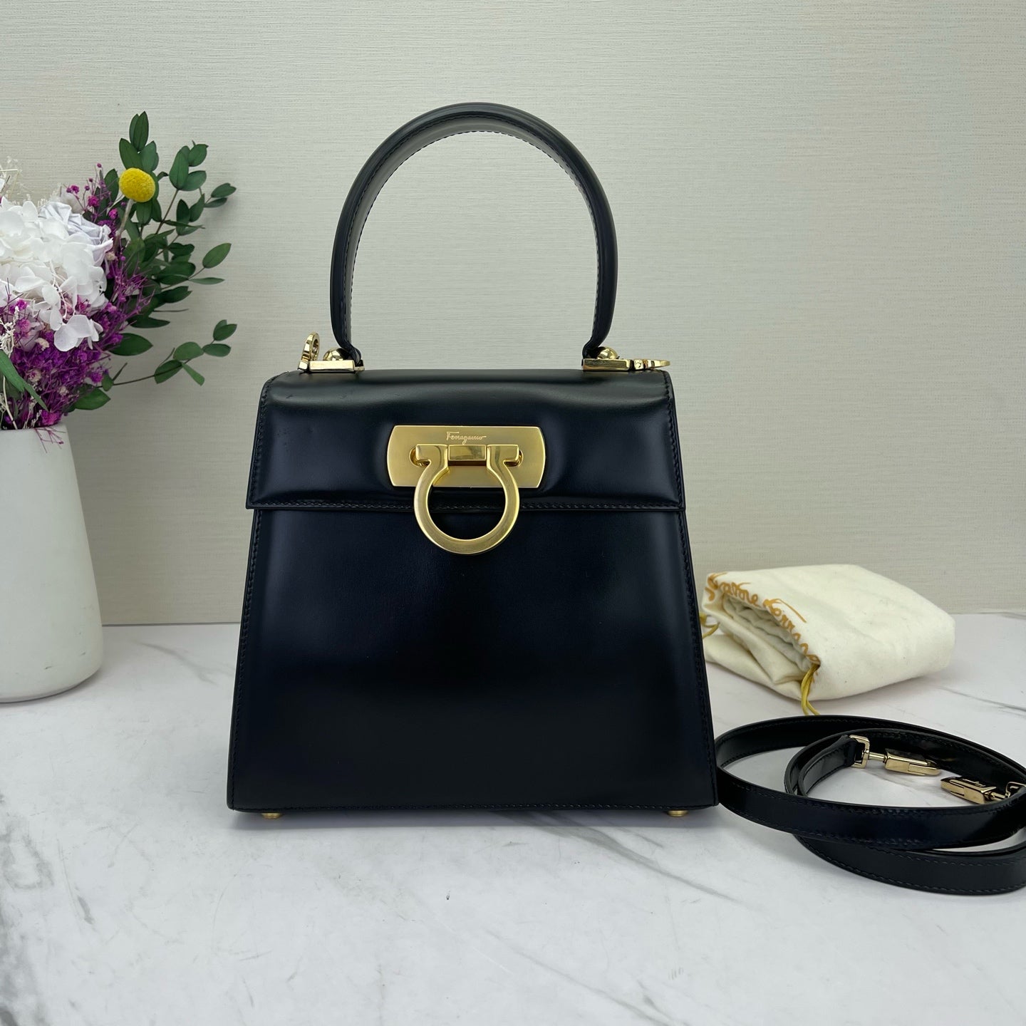 Salvatore Ferragamo - Museum - Calfskin leather - Black with Gold-Tone Hardware - (small)