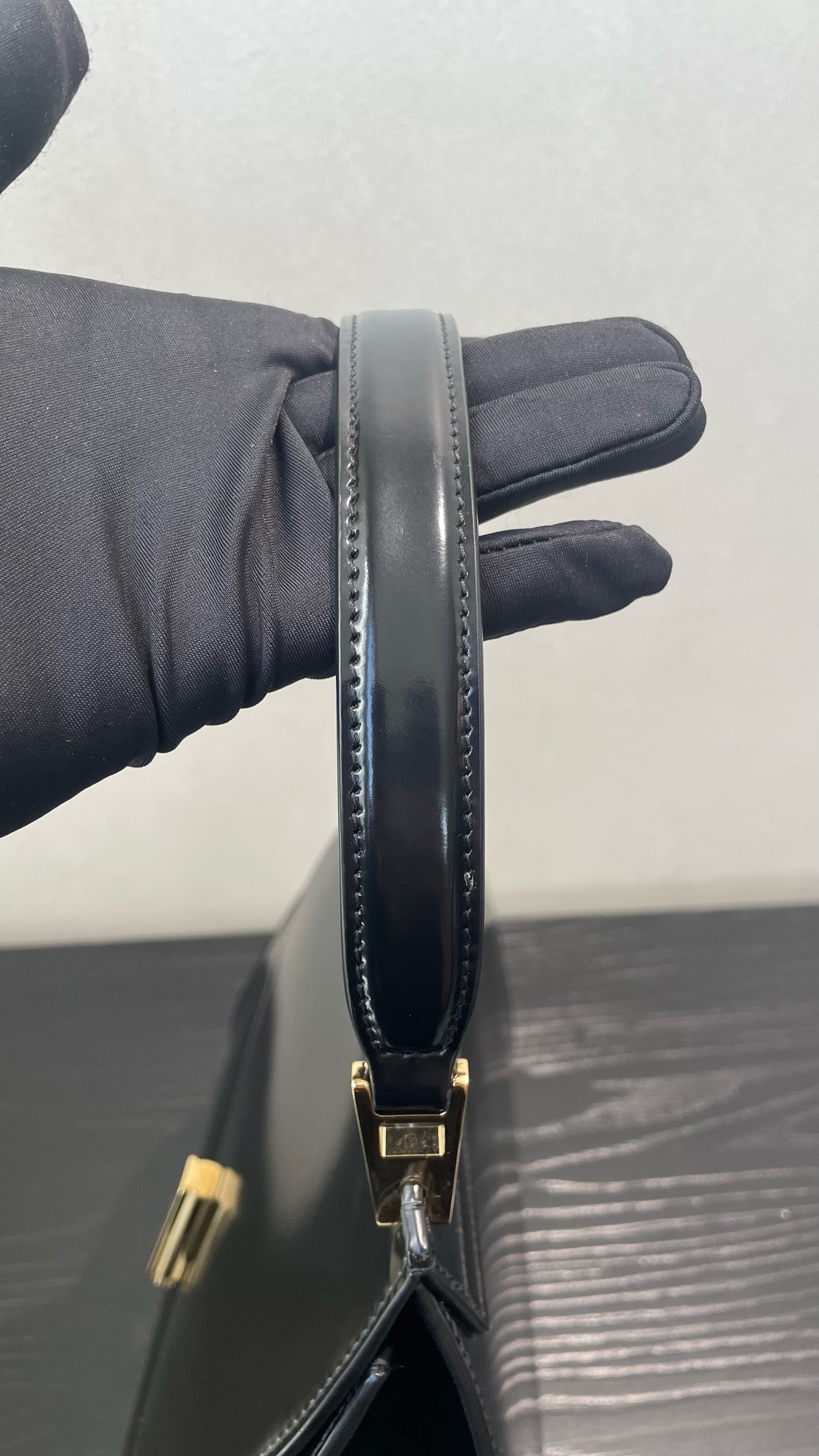 Salvatore Ferragamo - Structured Top Handle Flap Bag - Leather - Black - (Medium)