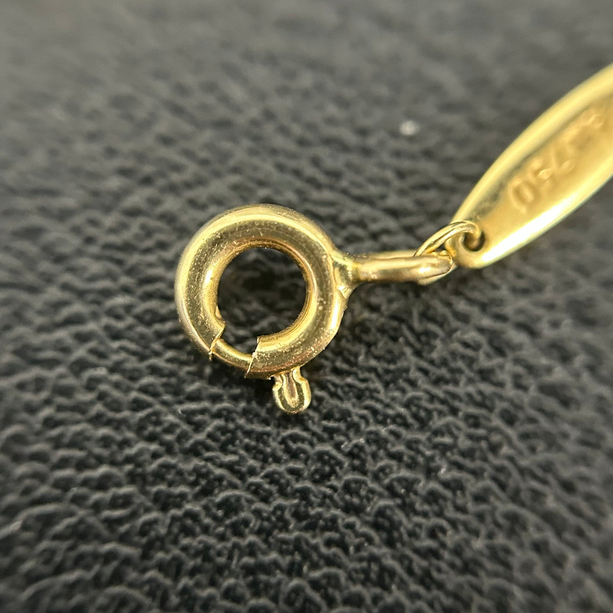 Tiffany & Co. - Elsa Peretti Diamonds by the Yard - 18k yellow gold with a bezel-set round brilliant-cut diamond. - Gold