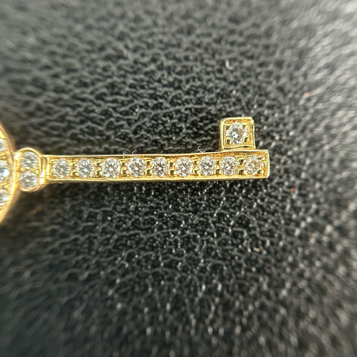 Tiffany & Co. - Keys Oval Key - 18K gold with natural diamonds; the pendant is stamped 0.14 ct. - Gold