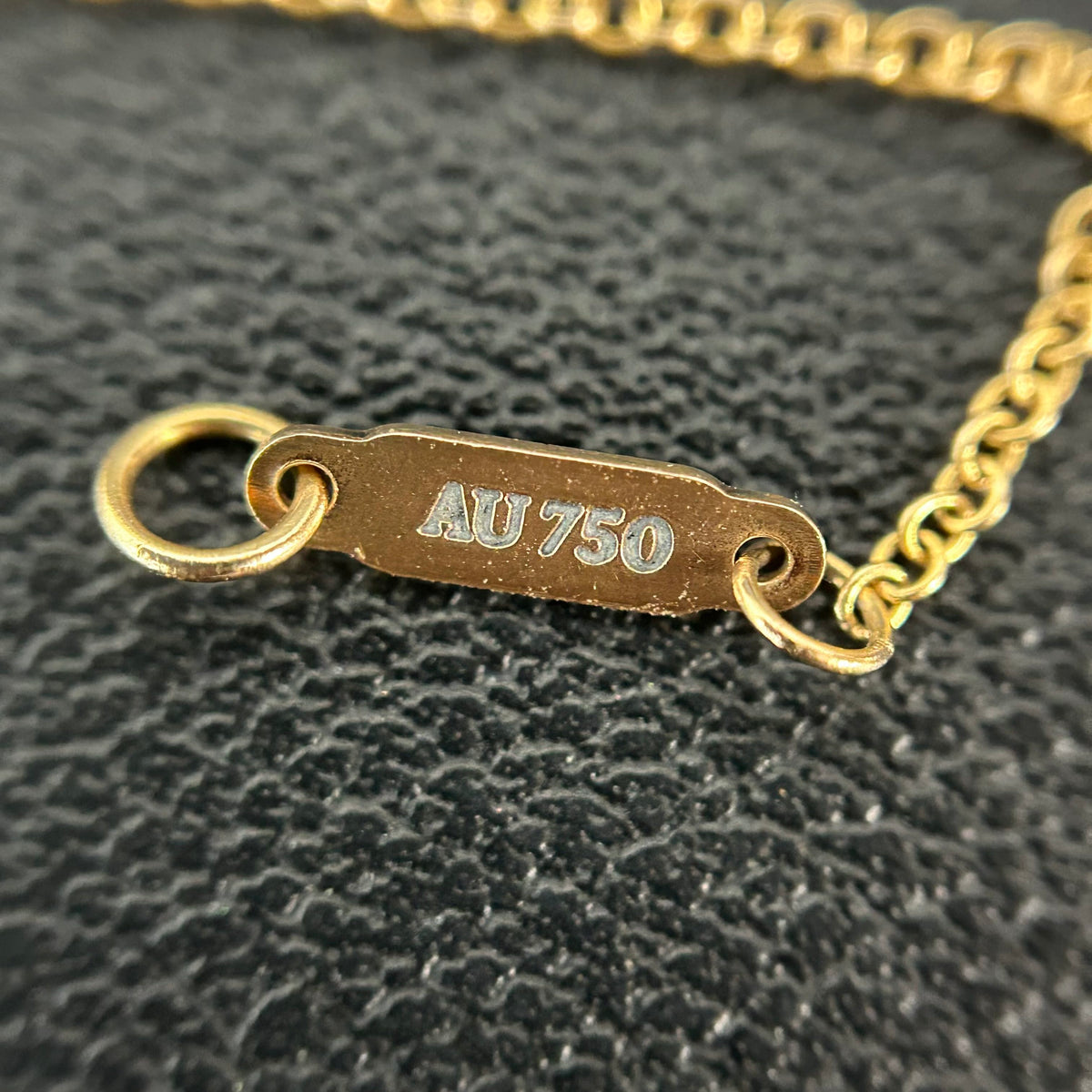 Tiffany & Co. - Keys Oval Key - 18K gold with natural diamonds; the pendant is stamped 0.14 ct. - Gold