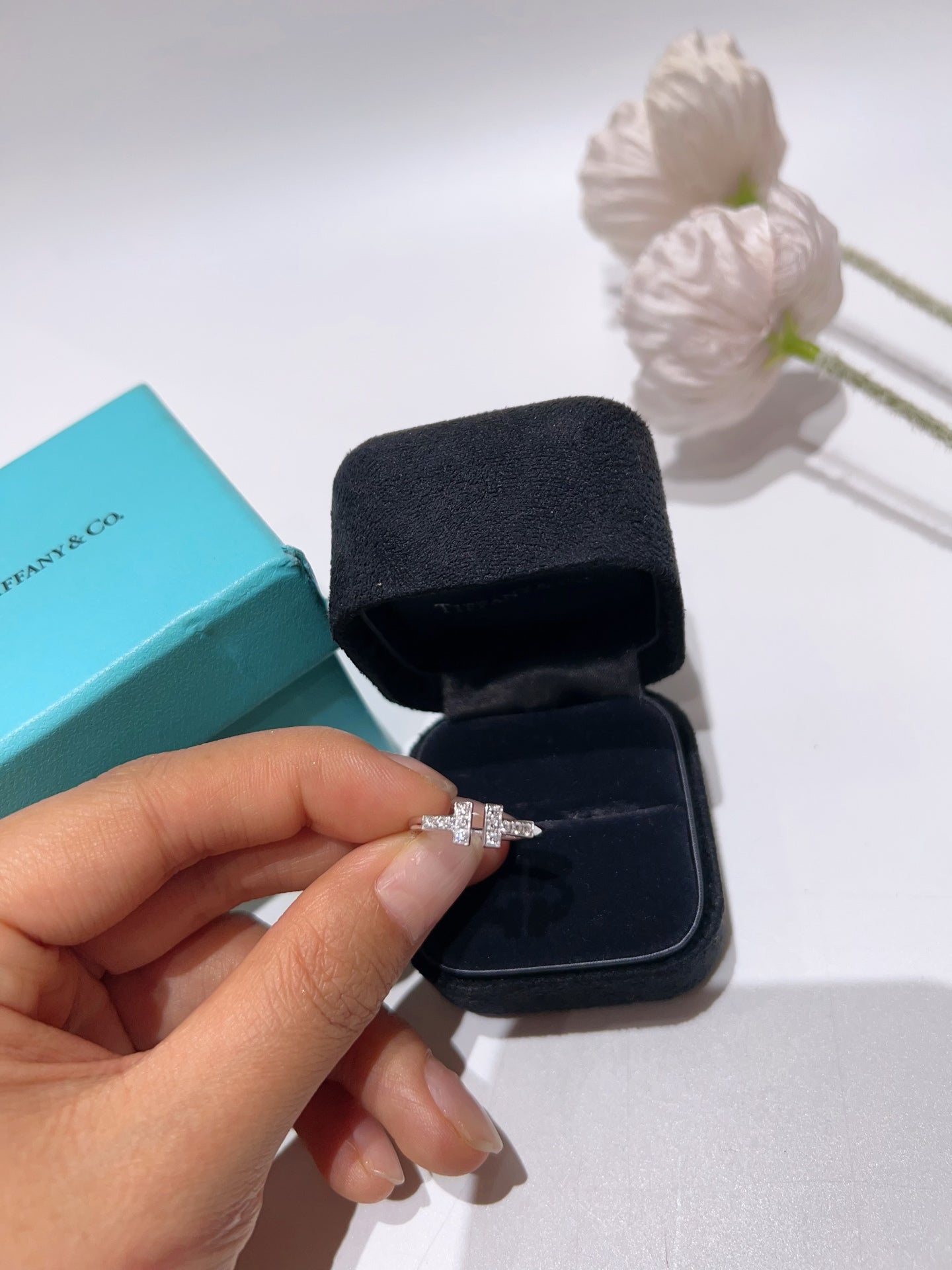 Tiffany & Co - T Smile - White gold - Silver - (50)