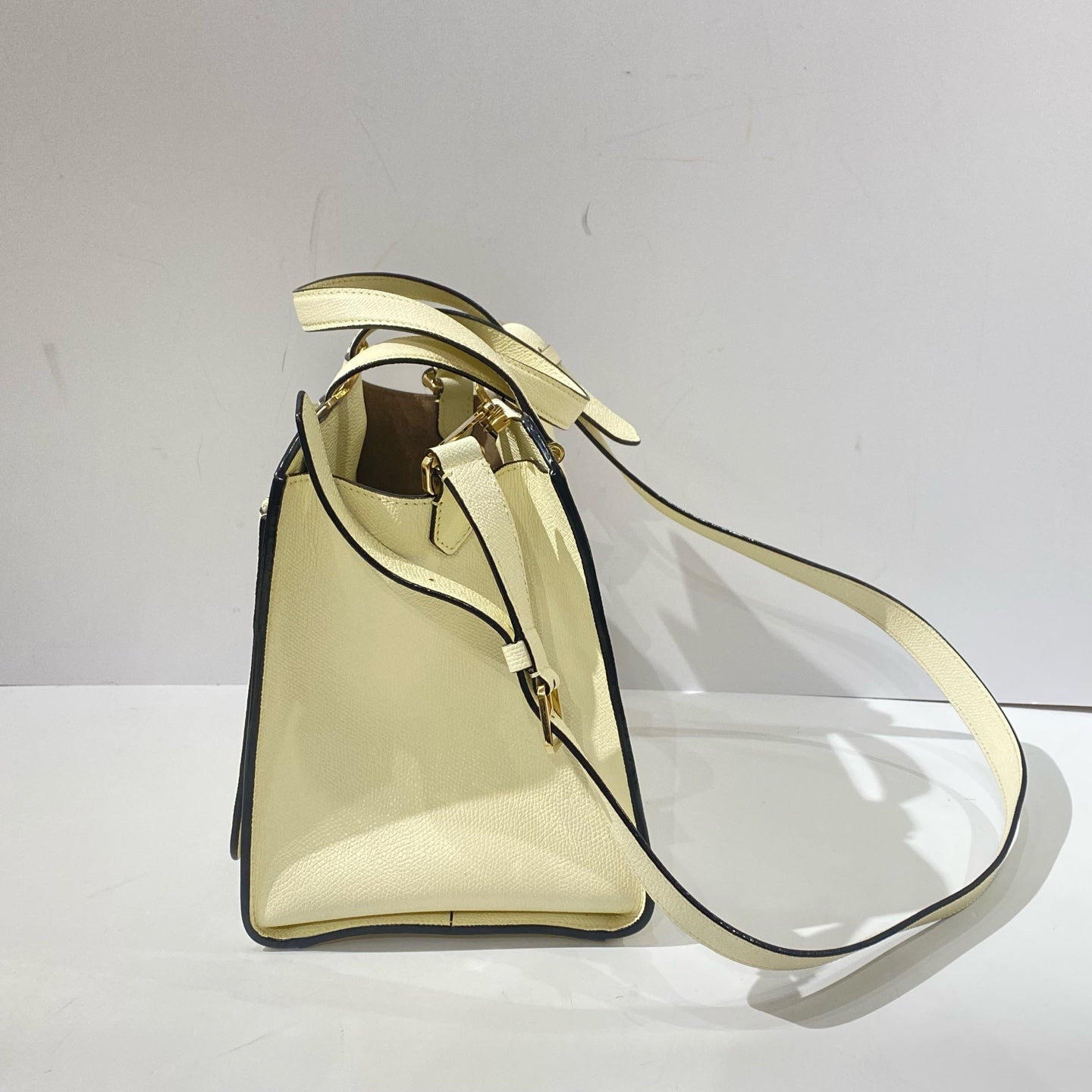 Valextra - Minimal Tote - Grained leather - Cream with Black Edging and Gold-Tone Hardware - (medium)