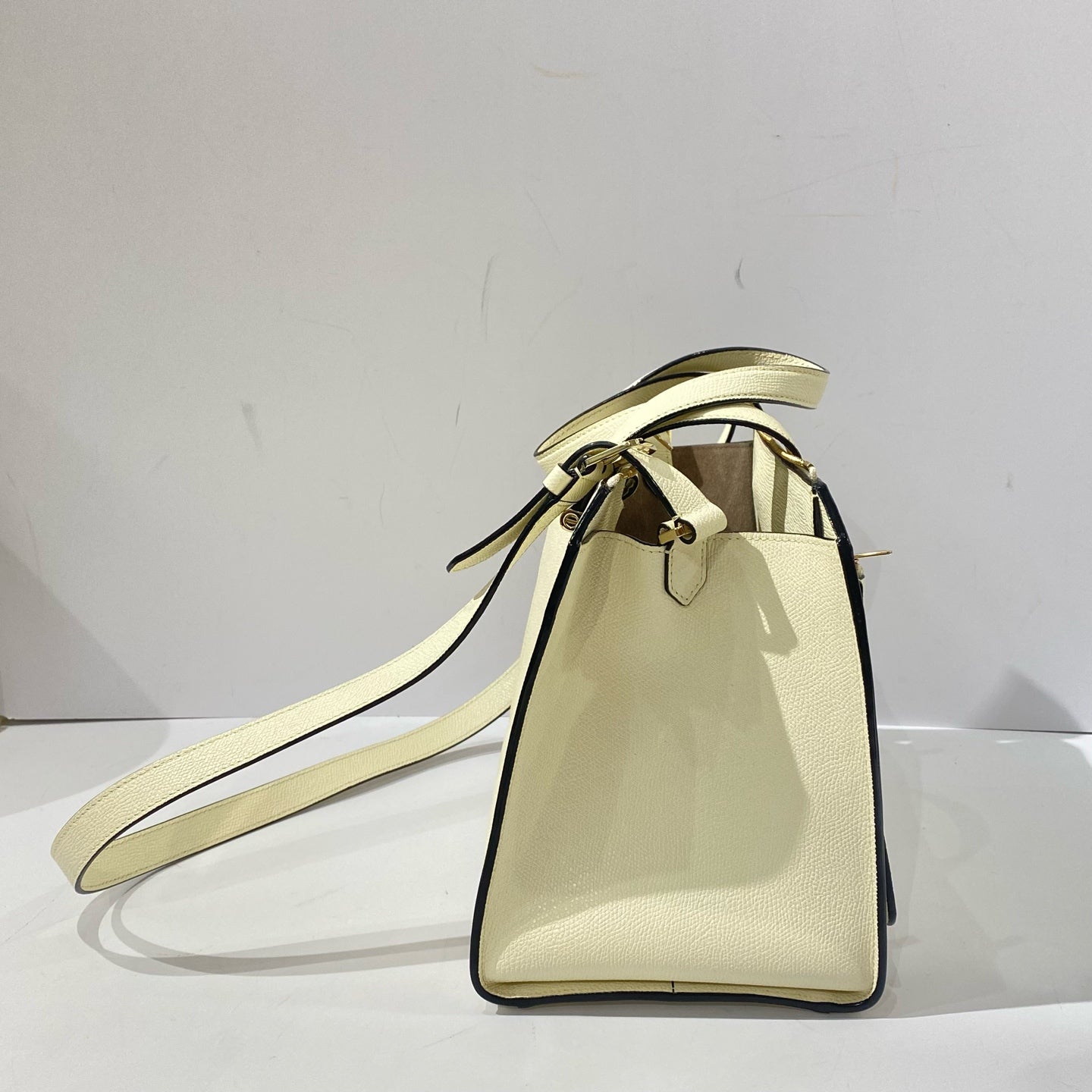 Valextra - Minimal Tote - Grained leather - Cream with Black Edging and Gold-Tone Hardware - (medium)