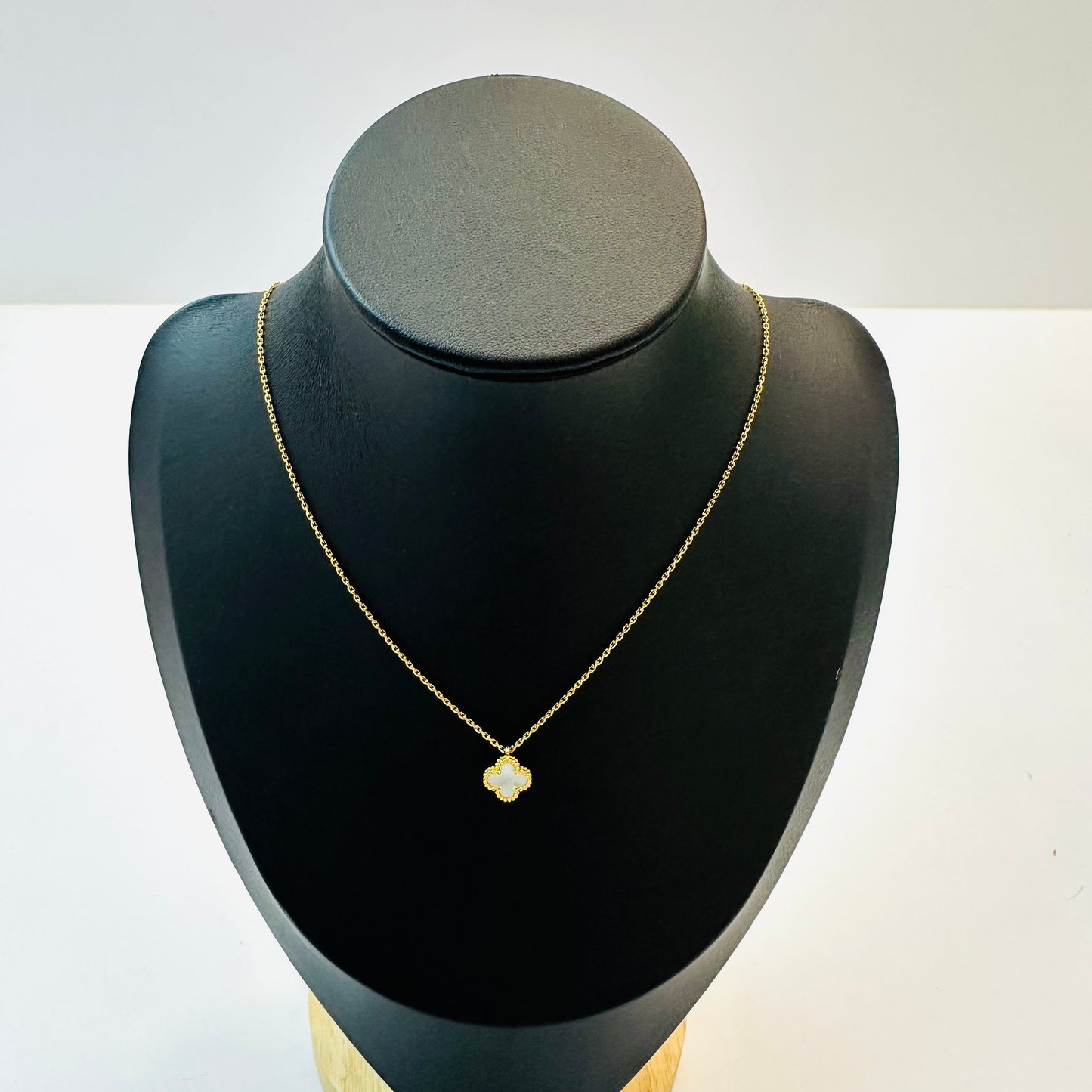 Van Cleef & Arpels - Alhambra - Yellow gold - White