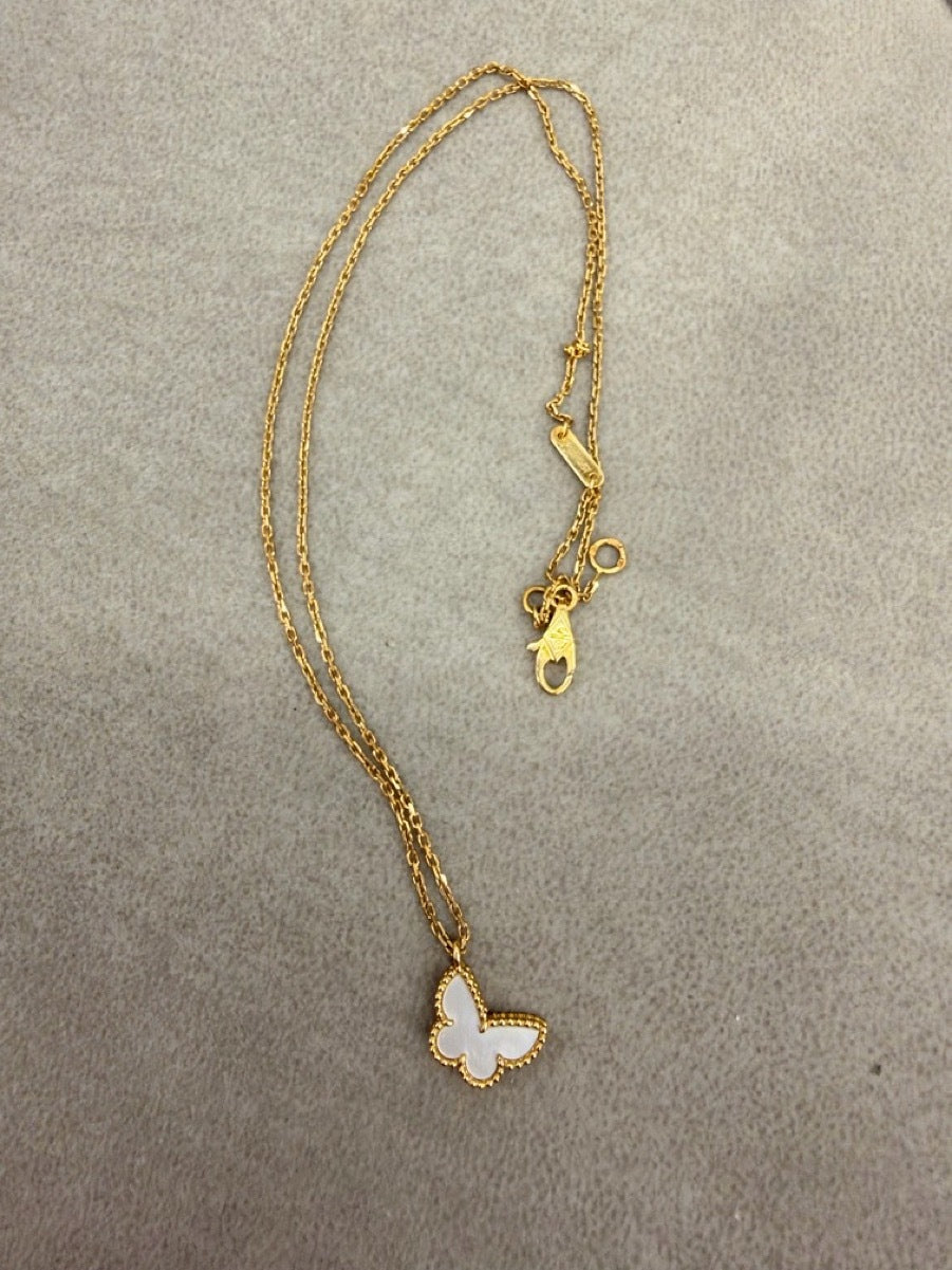 Van Cleef & Arpels - Lucky Alhambra Butterfly - 18K yellow gold with a mother-of-pearl butterfly motif - Multicolour