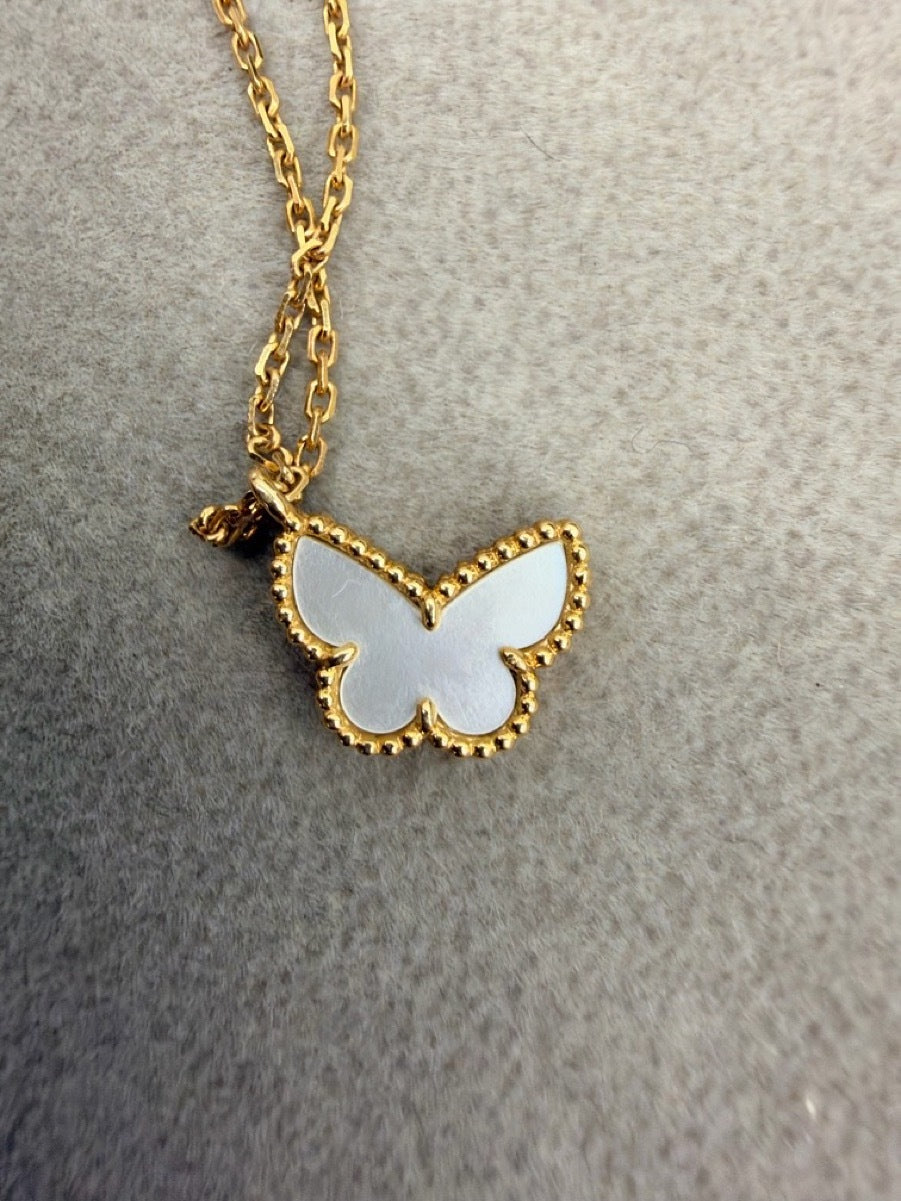 Van Cleef & Arpels - Lucky Alhambra Butterfly - 18K yellow gold with a mother-of-pearl butterfly motif - Multicolour