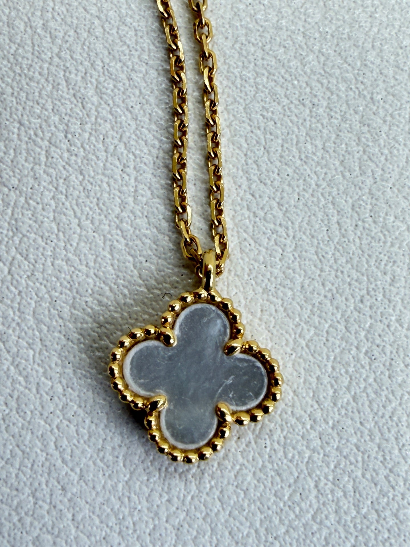 Van Cleef & Arpels - Sweet Alhambra - Yellow gold - White - (28 cm)
