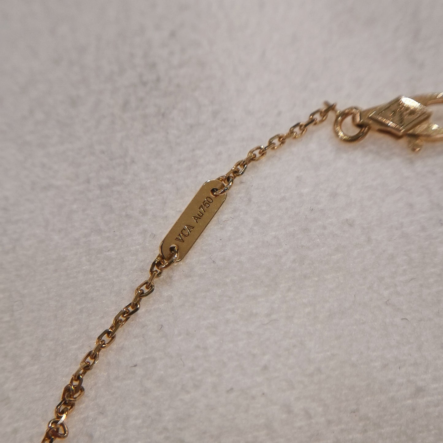 Van Cleef & Arpels - Sweet Alhambra - Yellow gold - White - (40 cm)