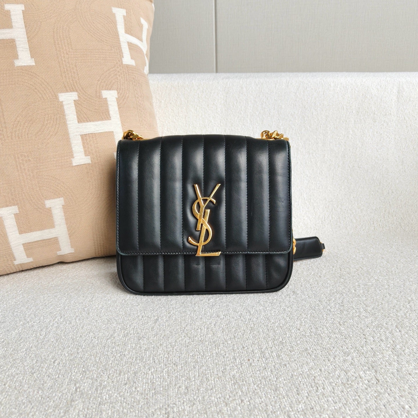 Yves Saint Laurent - Vicky - Lambskin leather - Black with Gold-Tone Hardware - (Mini)