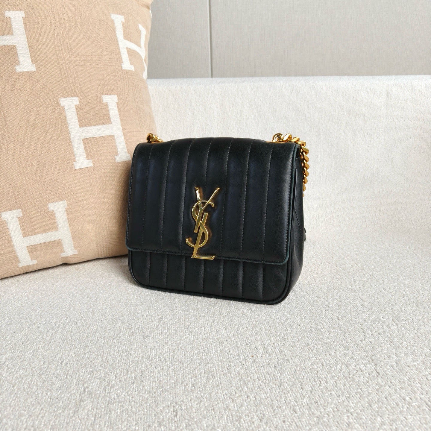 Yves Saint Laurent - Vicky - Lambskin leather - Black with Gold-Tone Hardware - (Mini)