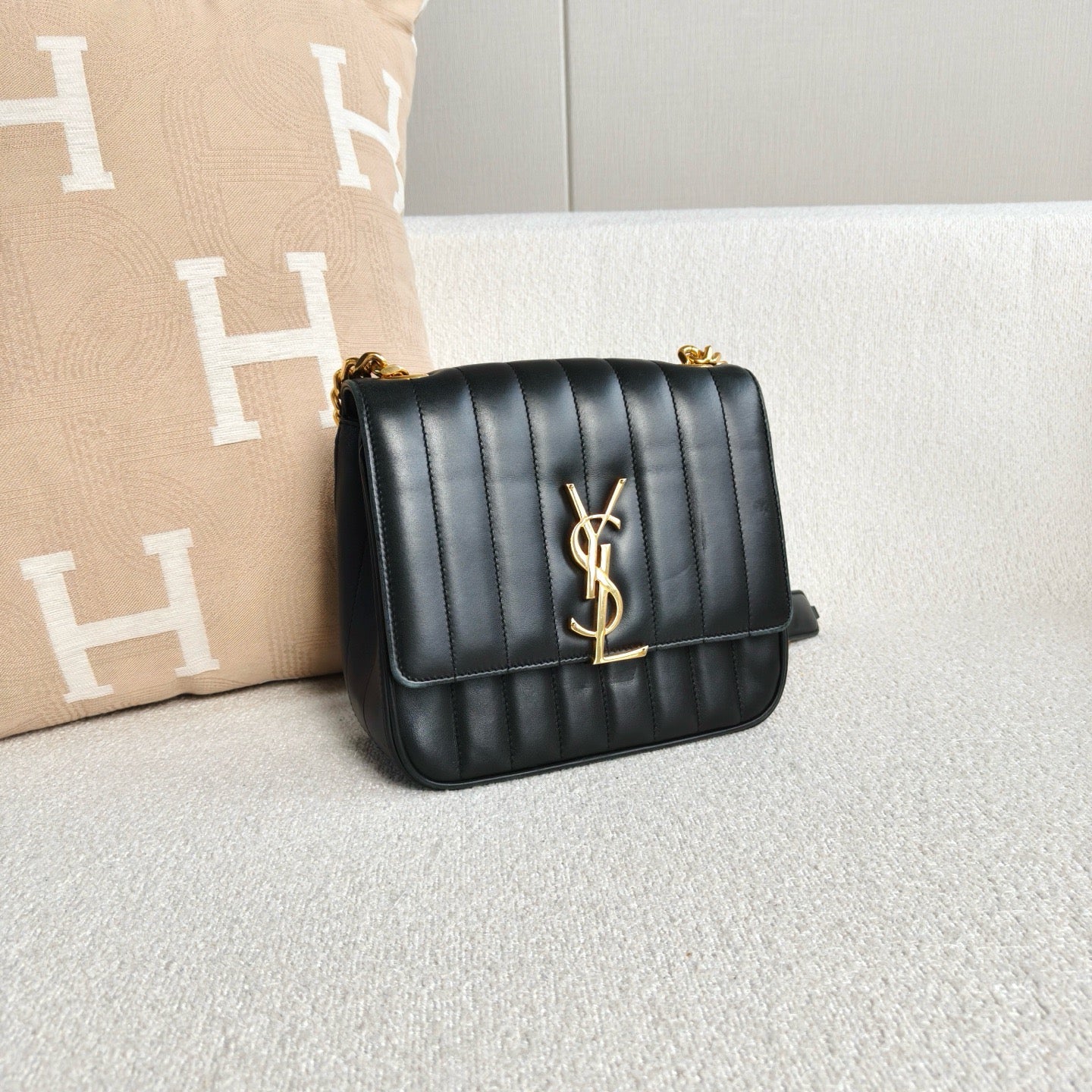 Yves Saint Laurent - Vicky - Lambskin leather - Black with Gold-Tone Hardware - (Mini)